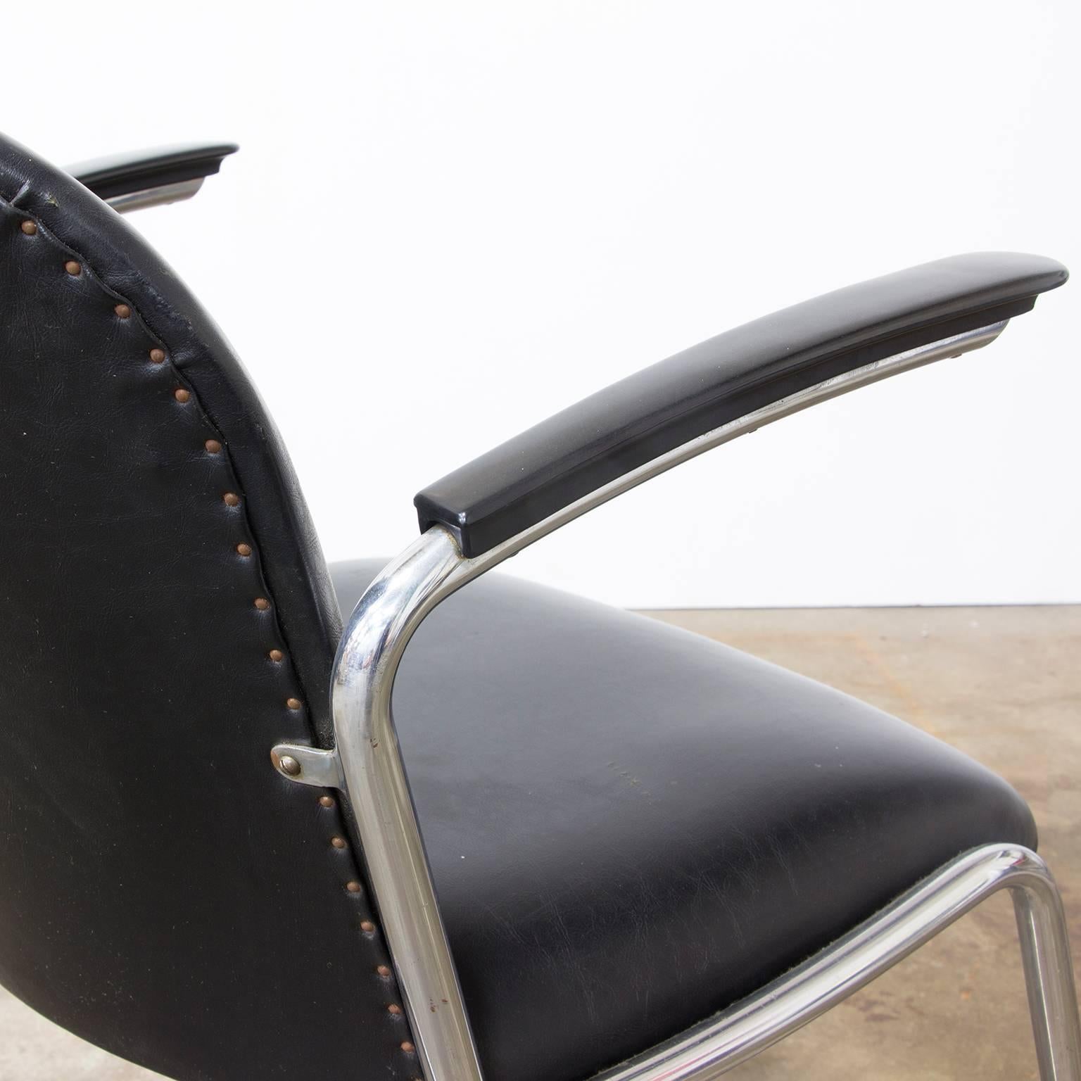 Milieu du XXe siècle 1935, W.H. Gispen, par Gispen Culemborg, fauteuil 413 en vinyle noir d'origine en vente