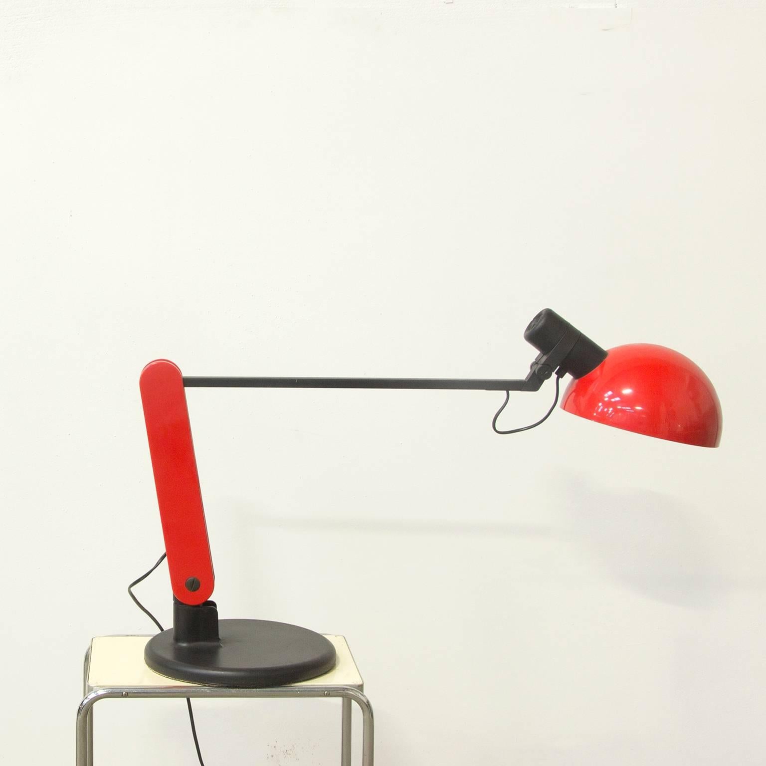 Circa 1970, lampe de bureau rouge et noire Guzzini avec base lourde Excellent état - En vente à Amsterdam IJMuiden, NL