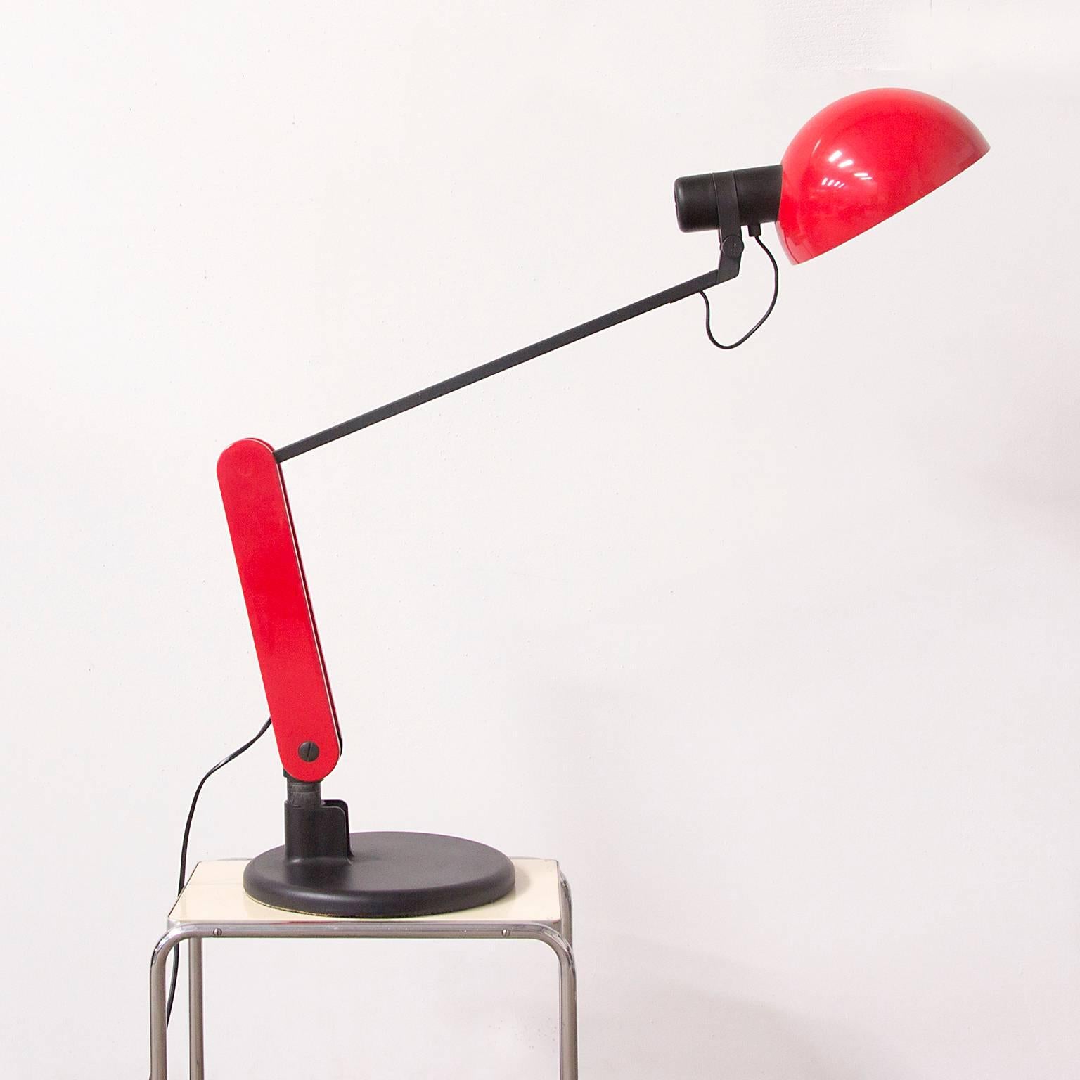Mid-Century Modern Circa 1970, lampe de bureau rouge et noire Guzzini avec base lourde en vente