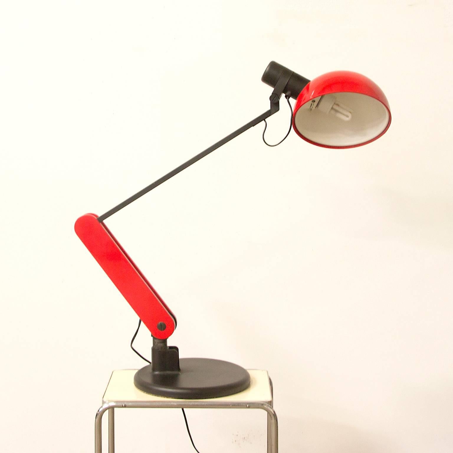 italien Circa 1970, lampe de bureau rouge et noire Guzzini avec base lourde en vente