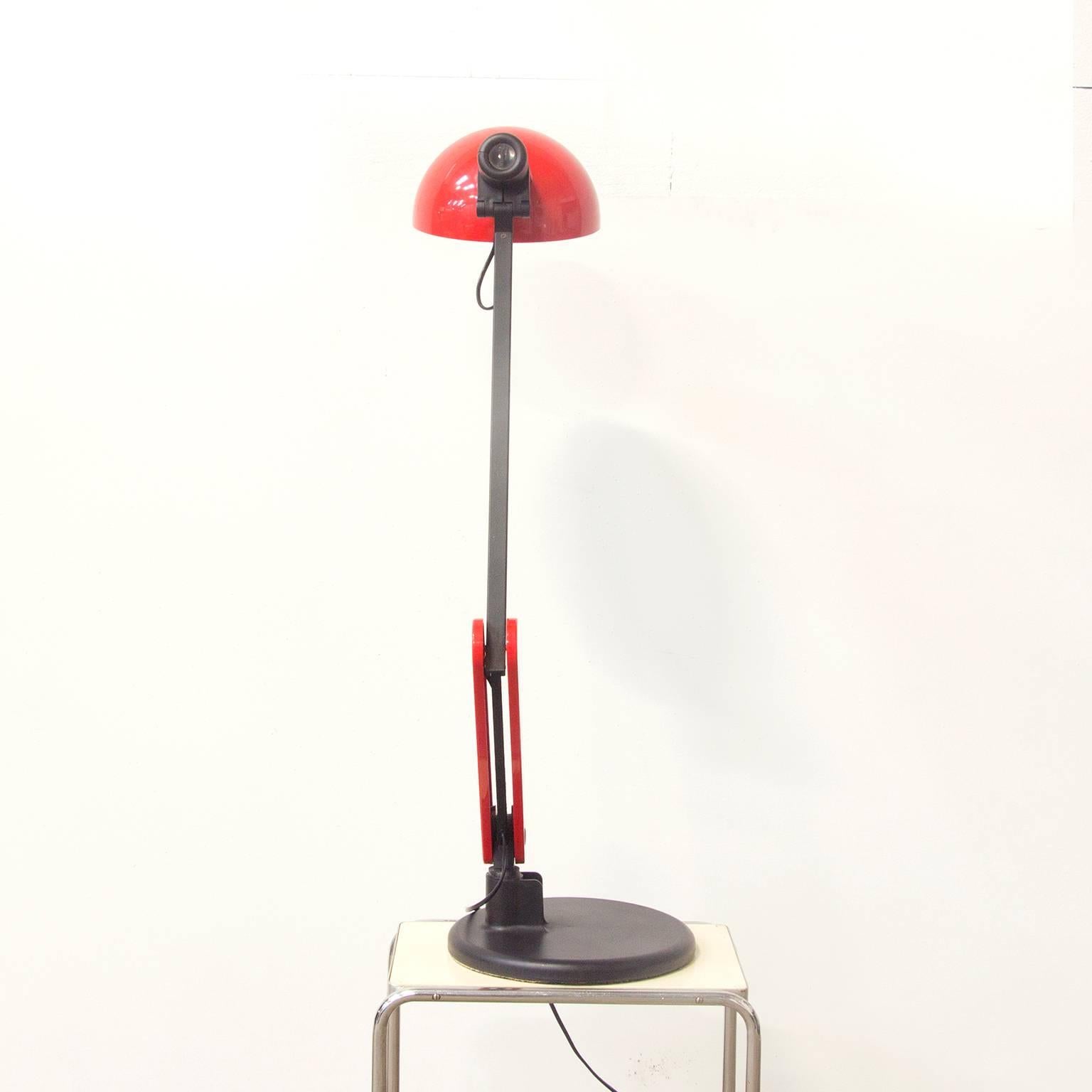 Métal Circa 1970, lampe de bureau rouge et noire Guzzini avec base lourde en vente