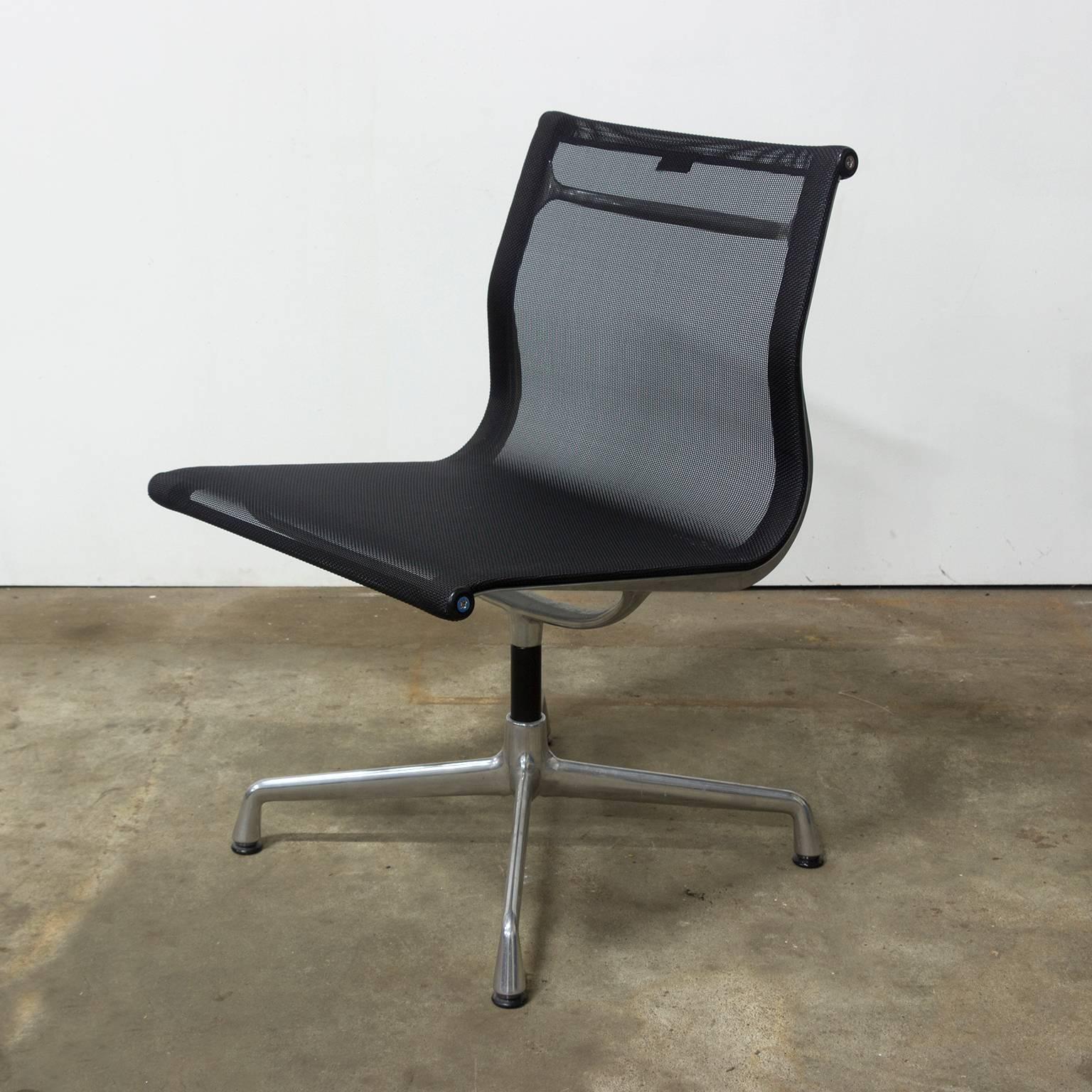 1958, Eames, EA 107 para Vitra, Estática no giratoria Tejido de red negro en Bueno estado para la venta en Amsterdam IJMuiden, NL