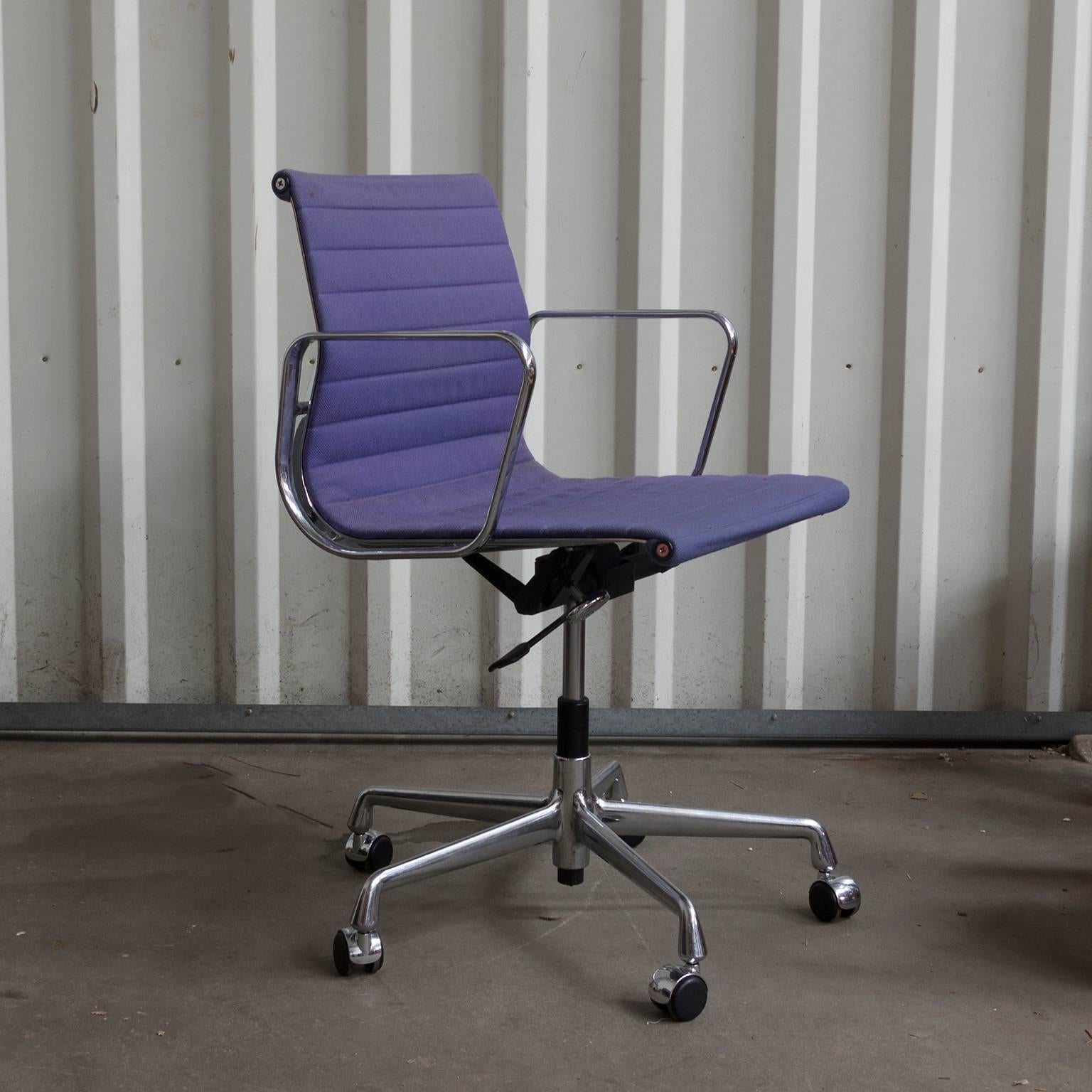 EA by Eames for Vitra, Germany, in purple Hopsak. The chair has an adjustable height, can turn and has five wheels. Upholstery has traces of wear like some spots. The base is in good condition but at some parts has become more matt and has some