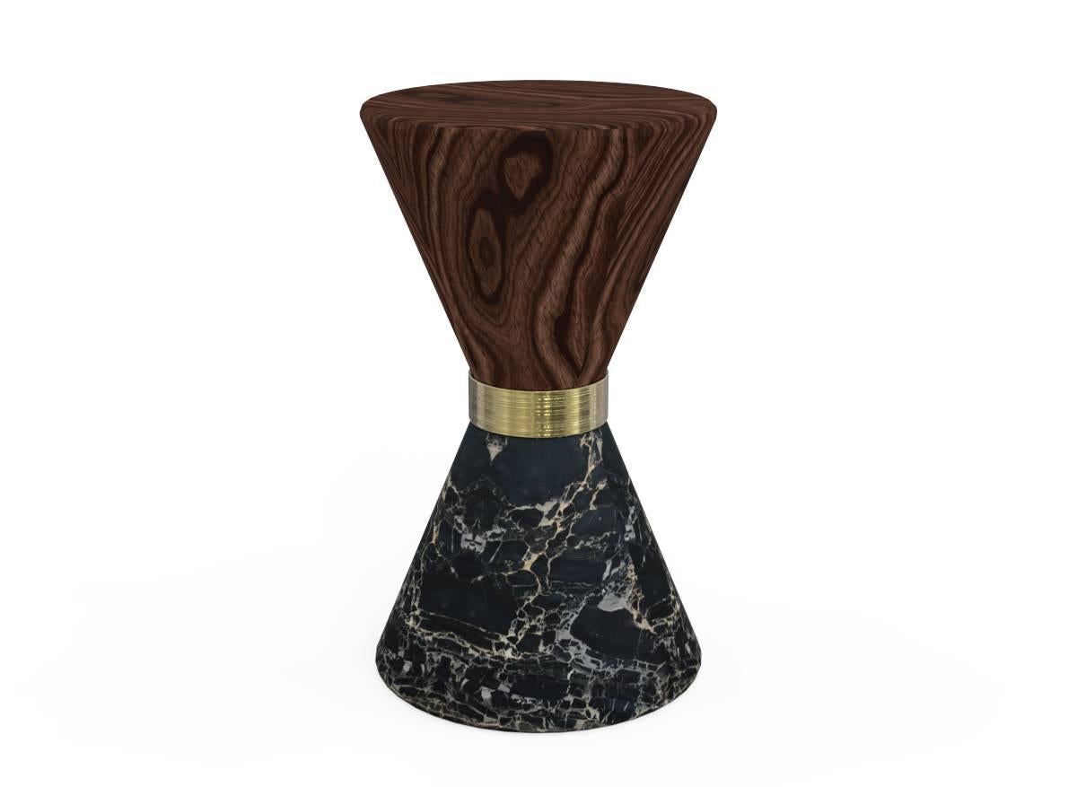 The Vinicius stool is a perfect example of duality. The white marble functions perfectly in contrast with the black marble and the golden brass detail in the middle adds to this piece a luxurious twist of high end furniture that can convey the same
