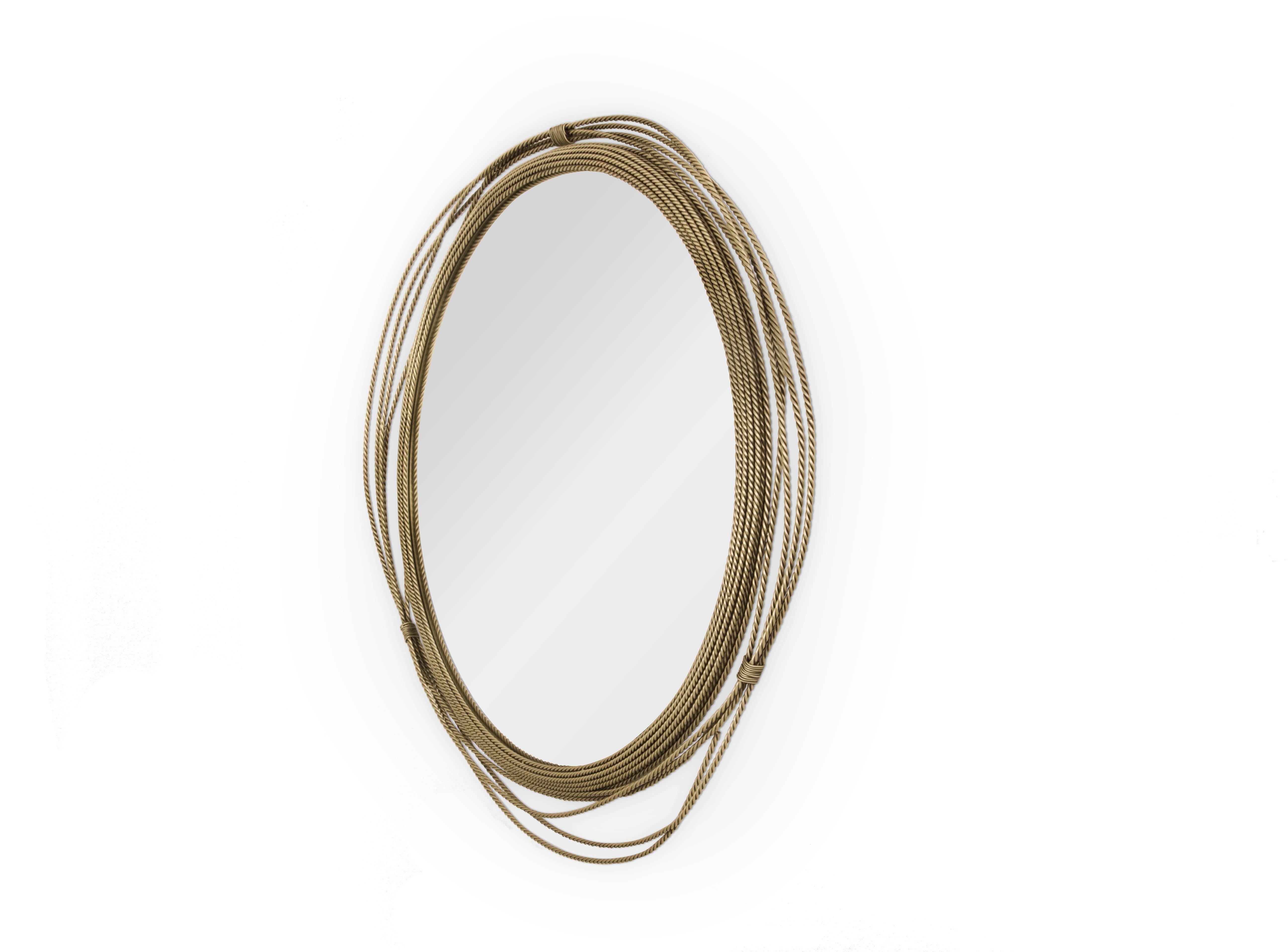 Brabbu’s endless desire to discover cultures from all around the world led our designers to Myanmar, in Asia, to create the Kayan mirror, named after a tribe. Kayan women are known for using neck rings, brass coils that are placed around the neck,