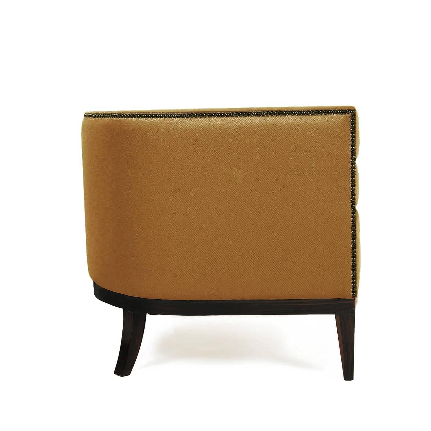 Maa is the language spoken by the Maasai tribe, a language with a harmonious vowel. This harmony was the inspiration for the Maa armchair, the combination of its shape with its singular color and the twill delicacy brings the detail that will make