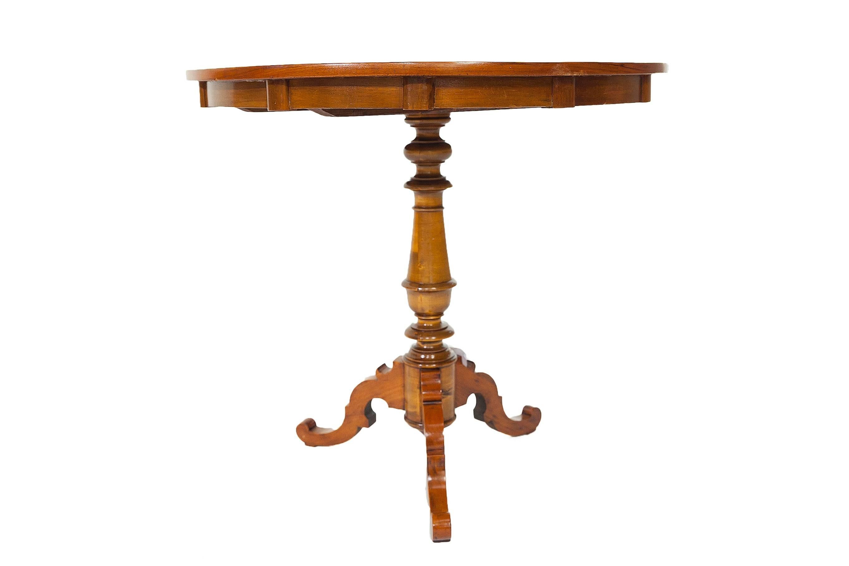 The table stands on a central baluster column which itself rests on three booms at the bottom. The table top is inlaid with chessboard and ornamental motifs. The table has always been lovingly cared for, and thus its condition is very good. If the