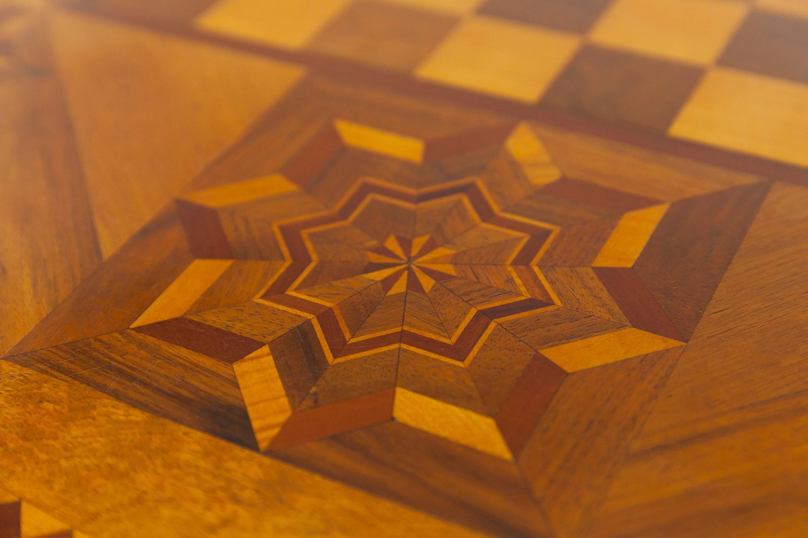 19th Century Biedermeier Chess Table with Inlays, Germany, circa 1850 In Excellent Condition For Sale In Los Angeles, CA