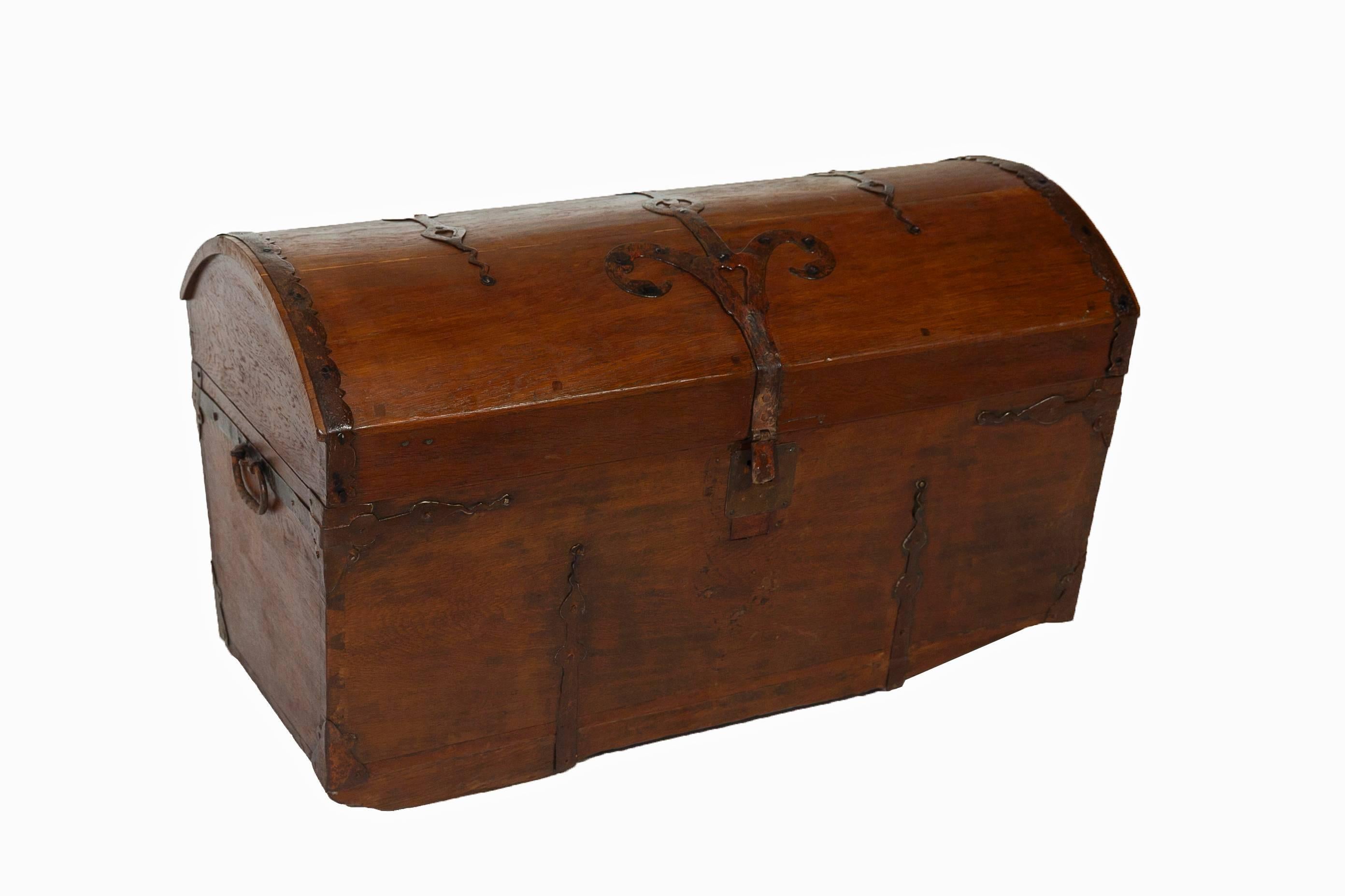 The chest has a slightly conical form and a slightly domed lid; the lid and body are fitted with iron bands. In addition, there is a small compartment inside which is closed by a lid and which, at the time, was used to keep coins, letters and