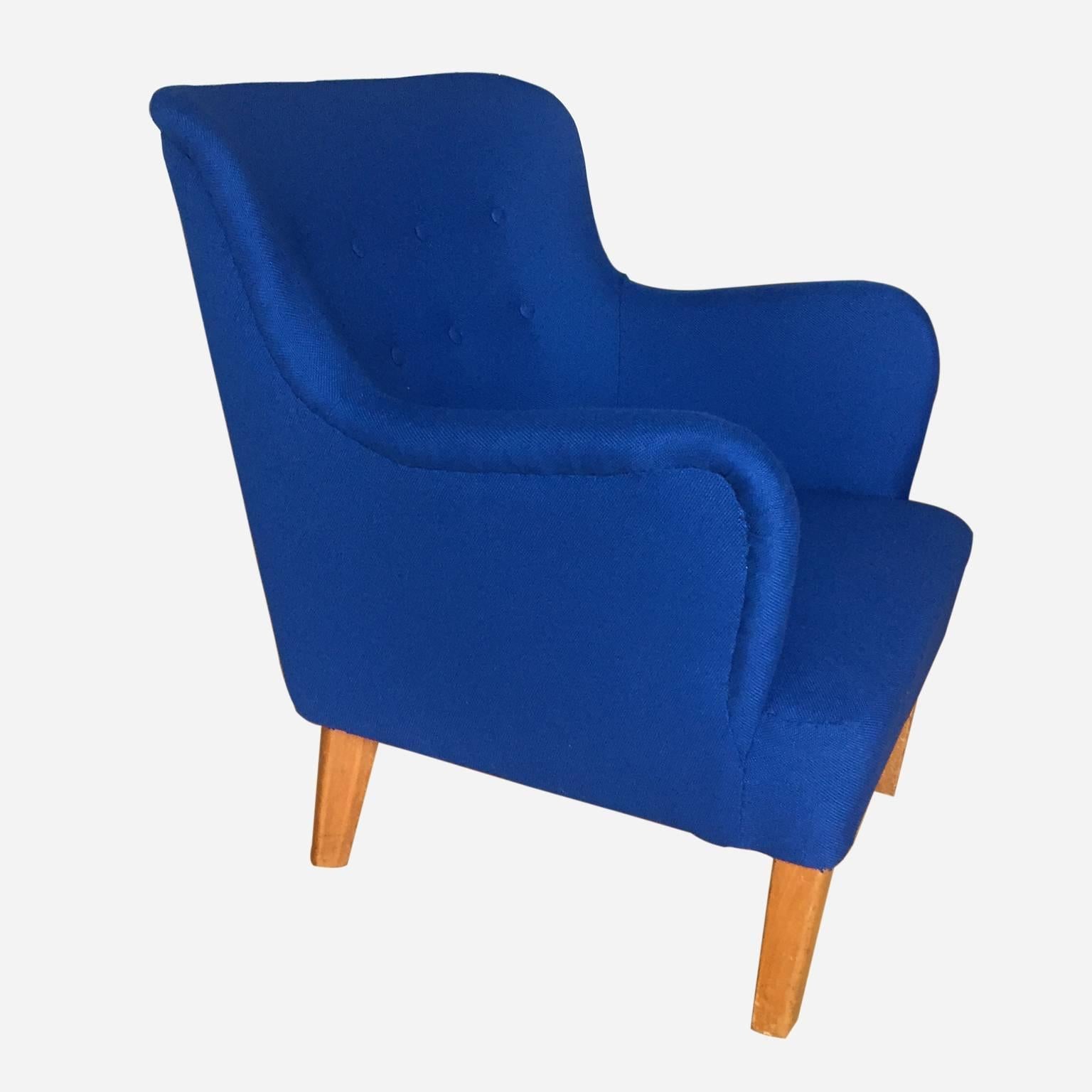 This stylish pair of armchairs was designed by Peter Hvidt for manufacturer Fritz Hansen, Denmark, circa 1950. It has been re-upholstered using 100% Trevira CS Blue fabric, which has the particularity of being flame retardant, as well as an easy