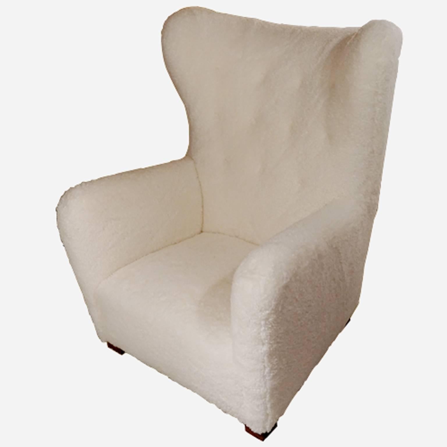 One Wingback Lounge Chair by Fritz Hansen, White Sheep Skin, 1940s In Excellent Condition For Sale In Paris, FR