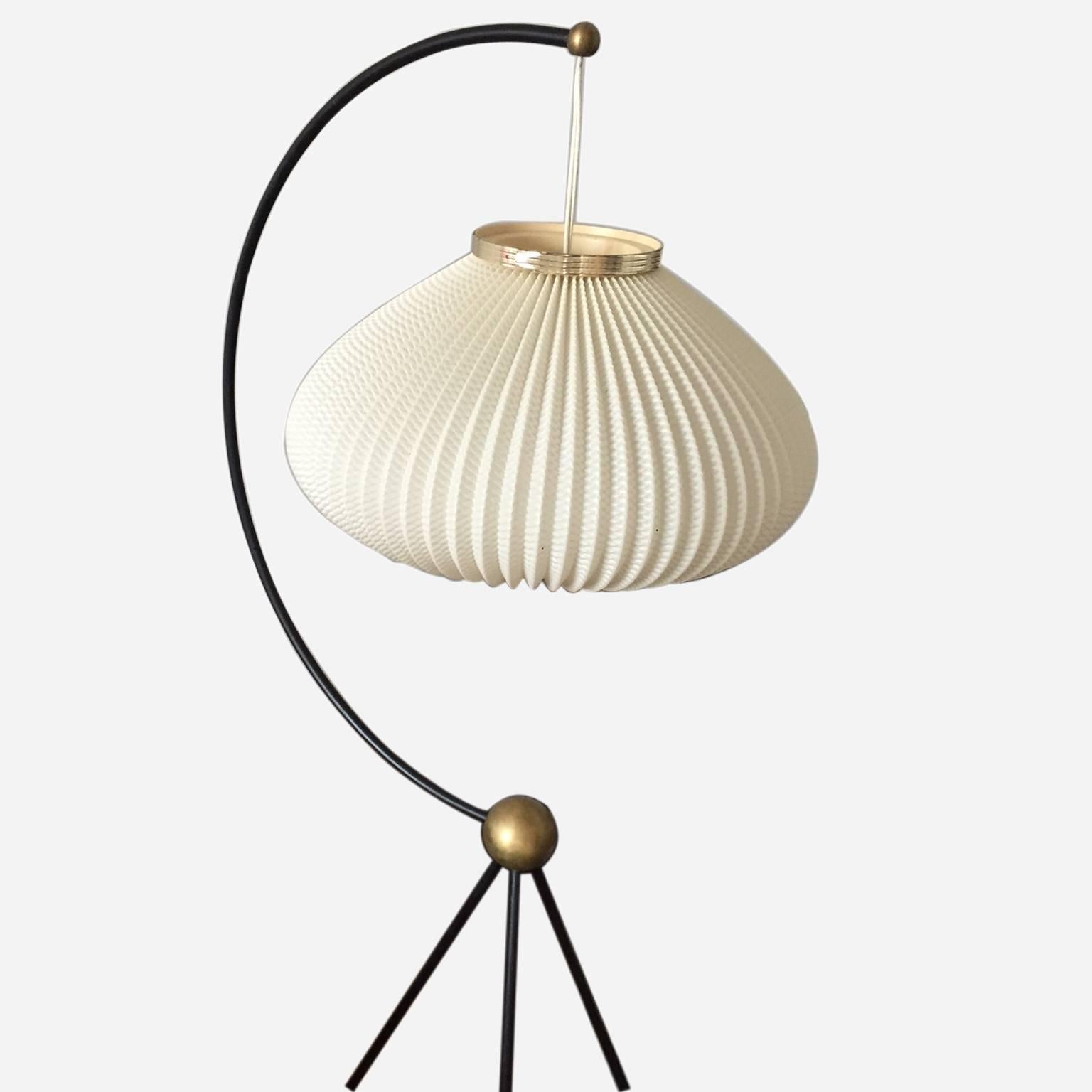 Beautiful three-legged floor lamp with black-lacquered metal base, brass finishes and white pleated acrylic shade. H. 130 cm.
Great condition.