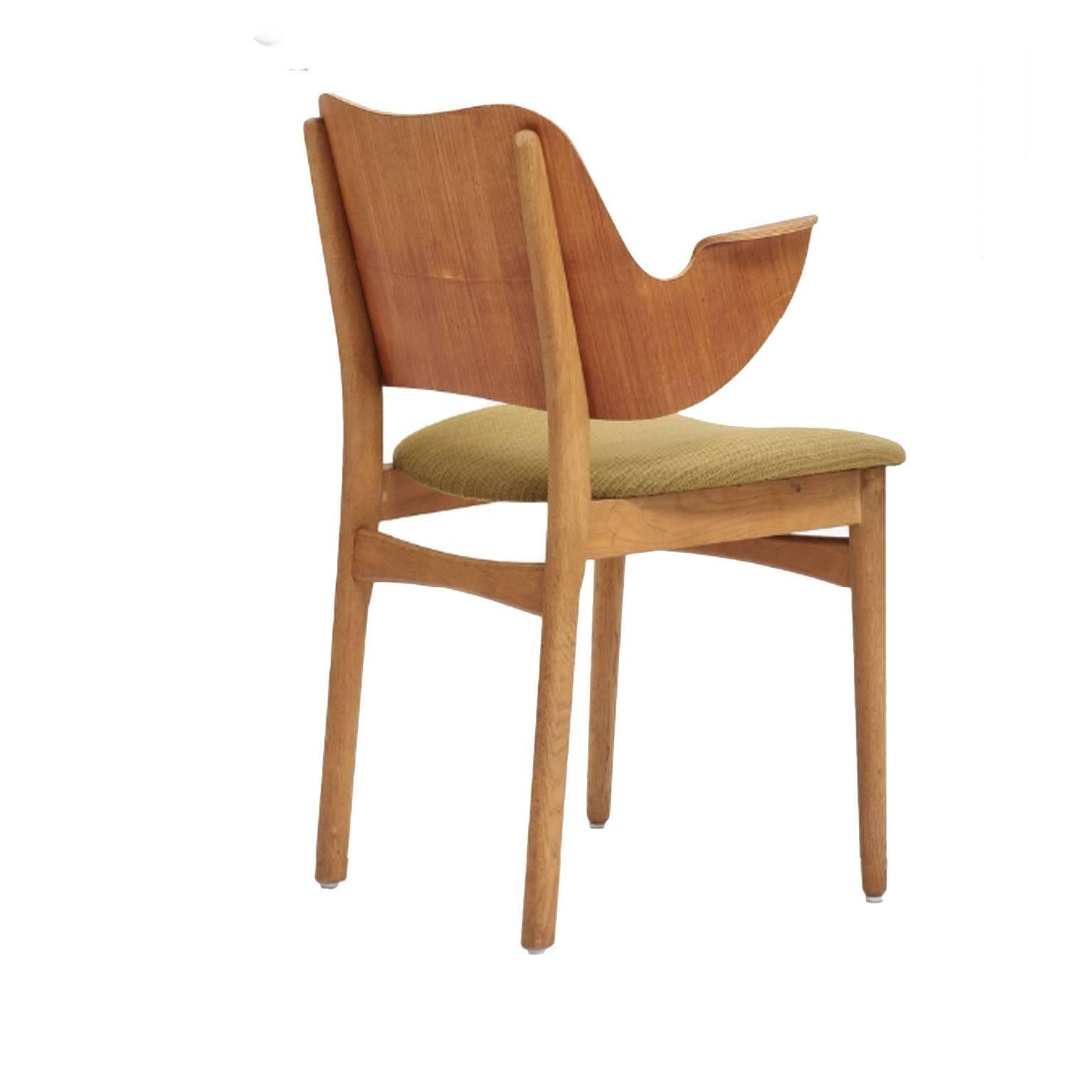 Very nice desk chair, by Arne Hovmand-Olsen, manufactured by Bramin. Armchair with oak frame, laminated moulded teak back, upholstered with green wool.