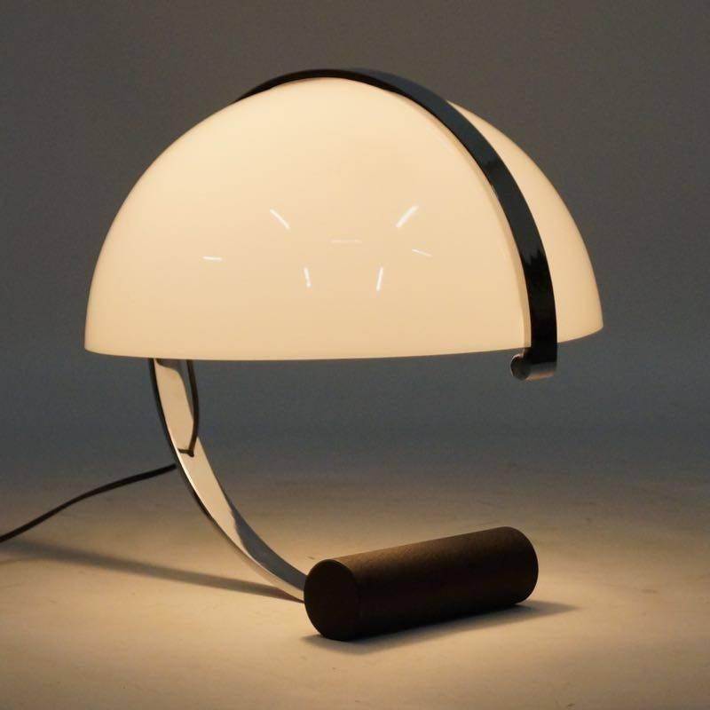 1970s Italian Stilnovo table or desk lamp; manufactured at Stilnovo, Italy and sold by Artimeta. The Dutch lighting company Artimeta made and imported luxury fixtures of high quality. The lamp was the second most expensive lamp in the Artimeta
