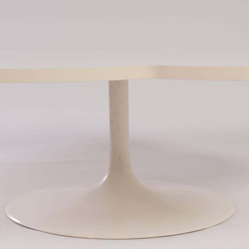 White Flower Table Model 826 by Kho Liang for Artifort, 1960s In Good Condition In Berkel en Rodenrijs, NL