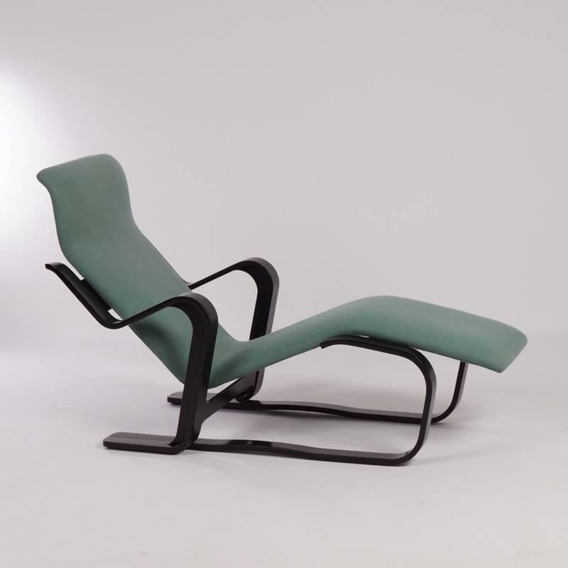 Long chair by Marcel Breuer for Knoll. Marcel Breuer (1902-1981) designed this chaise longue (in the Bauhaus period) to fit the human body in 1935/36 for Isokon, an English company. It is one of the first chairs to be made from bentwood. A wonderful