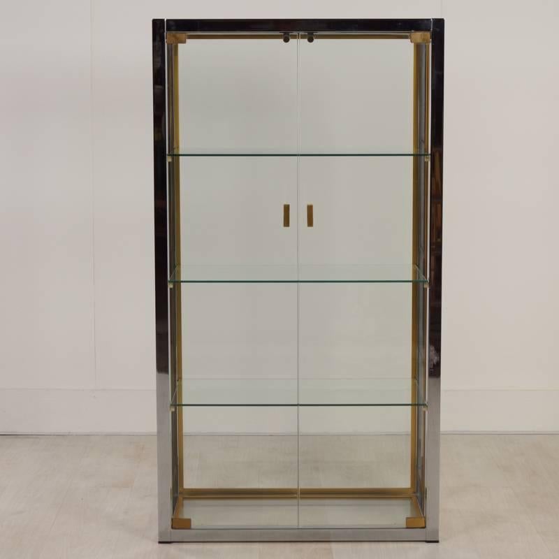 Showcase by Renato Zevi, made in Italy in the 1970s. Material: Chrome, brass and glass. Beautiful display cabinet in the style of Hollywood Regency like Willy Rizzo and Romeo Rega. Material: Glass, aluminum, gold, brass and iron plated. Dimensions:
