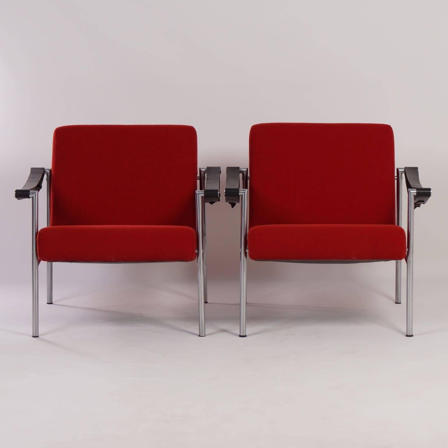 Rare set of two SZ 38 / SZ 08 armchairs, designed by Martin Visser and Dick van der Net for ‘t Spectrum in 1960. Material: Metal frame, leather armrests, upholstered seat and back. Dimensions: H x W x D = 70.5 x 71 x 77 cm. The seat height is 40 cm