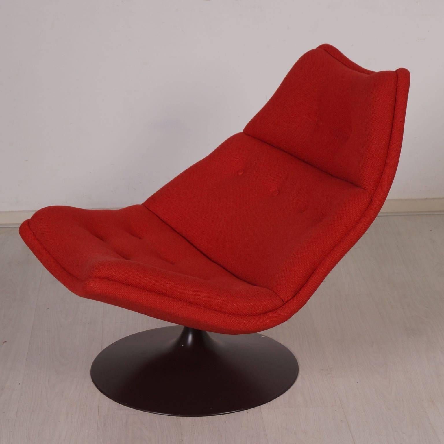 F511 ladies lounge chair by Geoffrey Harcourt for Artifort, 1966. Designed to lounge, the backrest is reclined. This swivel chair has a comfortable shell and a dark brown trumpet base. Measurements (H x W x D): 77 x 80 x 89 cm, the seat height is 39