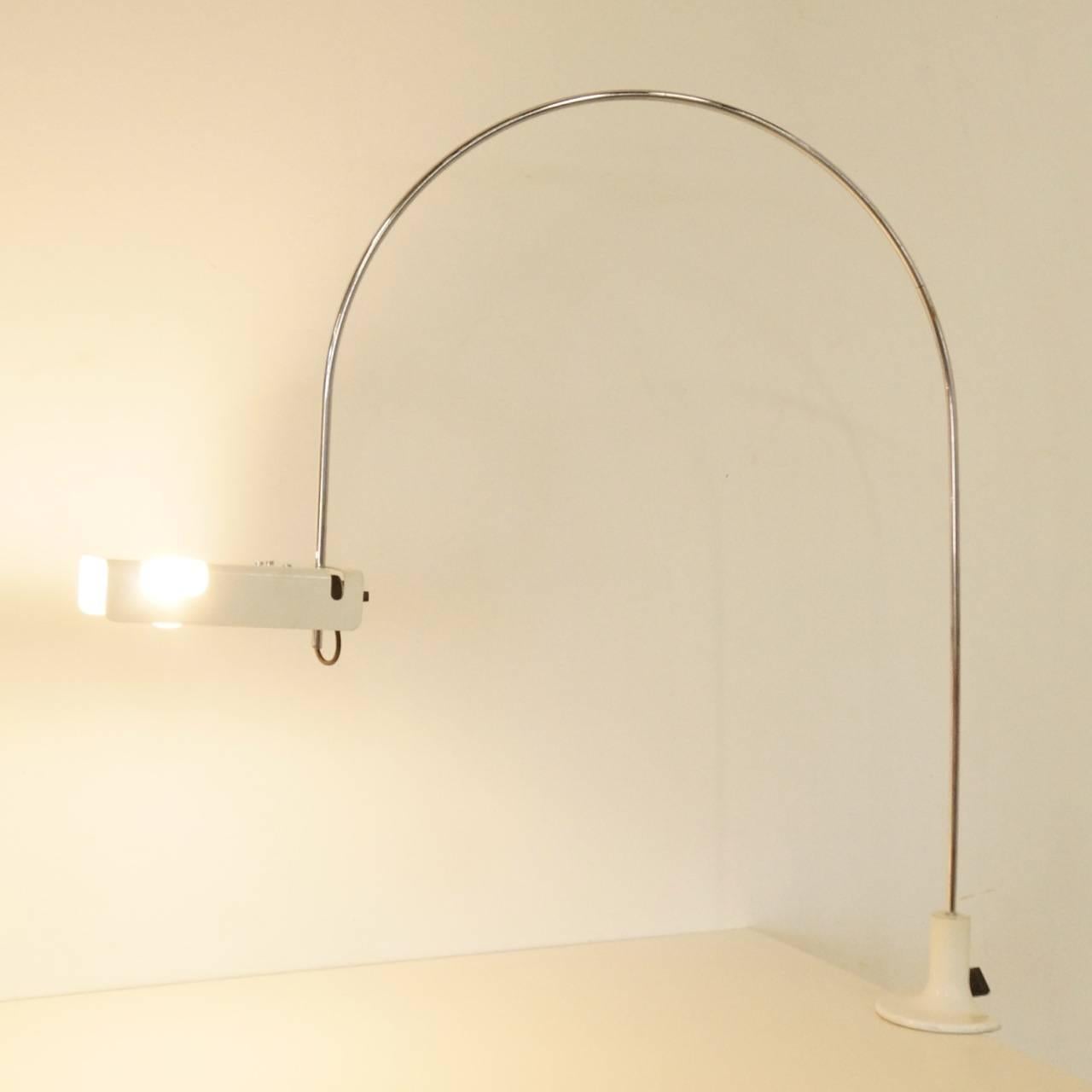Adjustable Spider arc clamp lamp (model 293) designed by Joe Colombo for Oluce in 1966. This rare table or desk lamp is the first Spider lamp Colombo designed. Lateran he also designed a floor lamp from 140 cm high. The shade can rotate and the arc