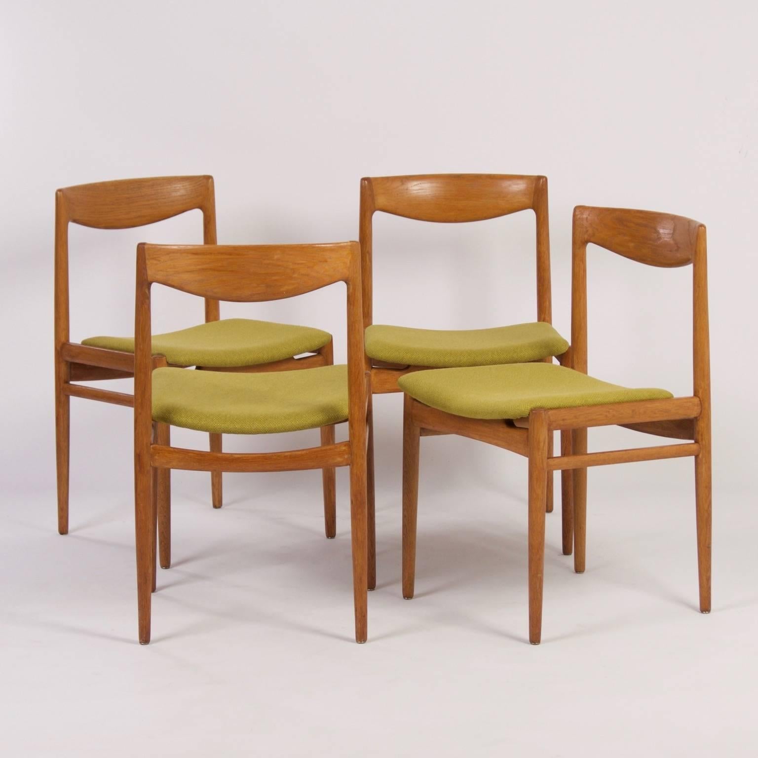 Green Danish dining chairs in the style of Møller from the 1960s. These chairs have been re-uphostered and have a frame of light oak. Given the age of these chairs are still in very good condition, normal traces of use. The chairs have been