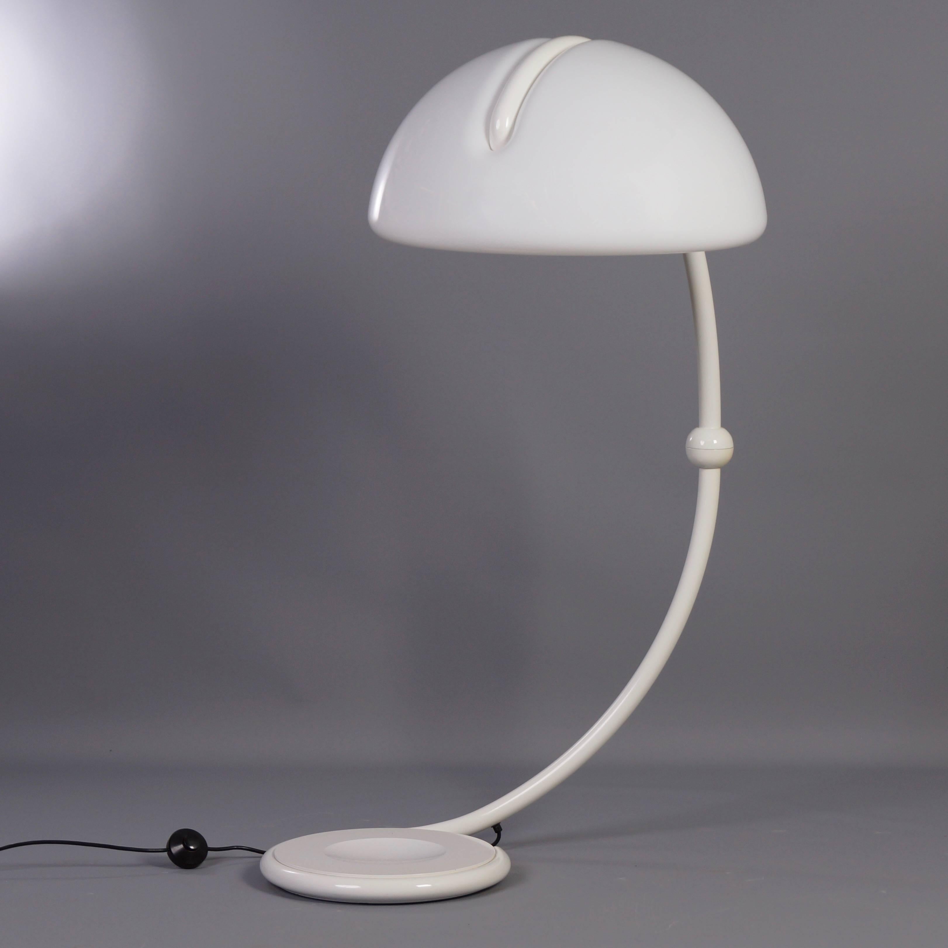 White serpente floor lamp designed by Elio Martinelli for Martinelli Luce in about 1965. This model 2131 with rotatable arm was innovative back then because of its shape. It concerns an original vintage version with the Martinelli logo under the