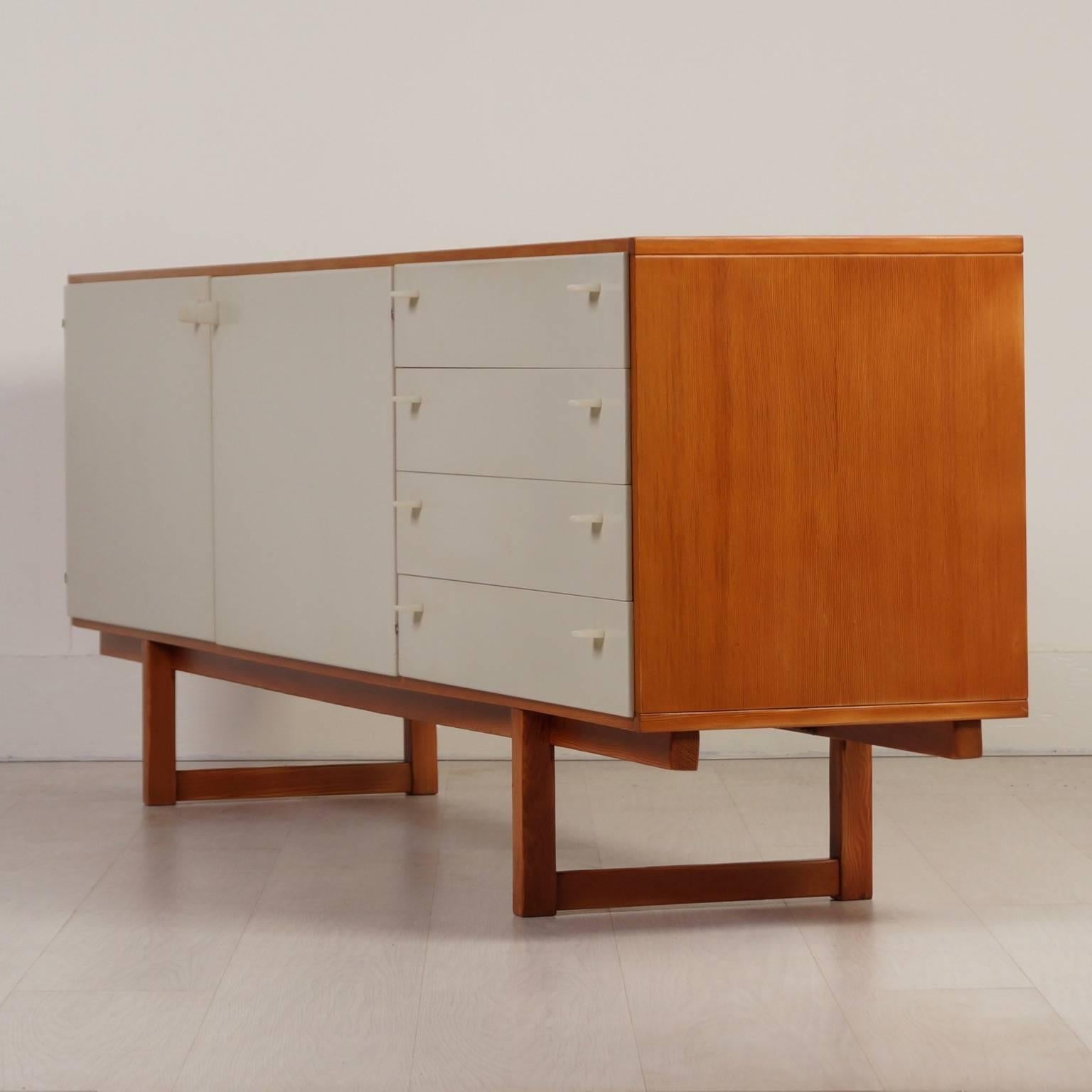 Mid-Century Modern Oregon Pinewood Sideboard by Cees Braakman for Pastoe, circa 1970 For Sale