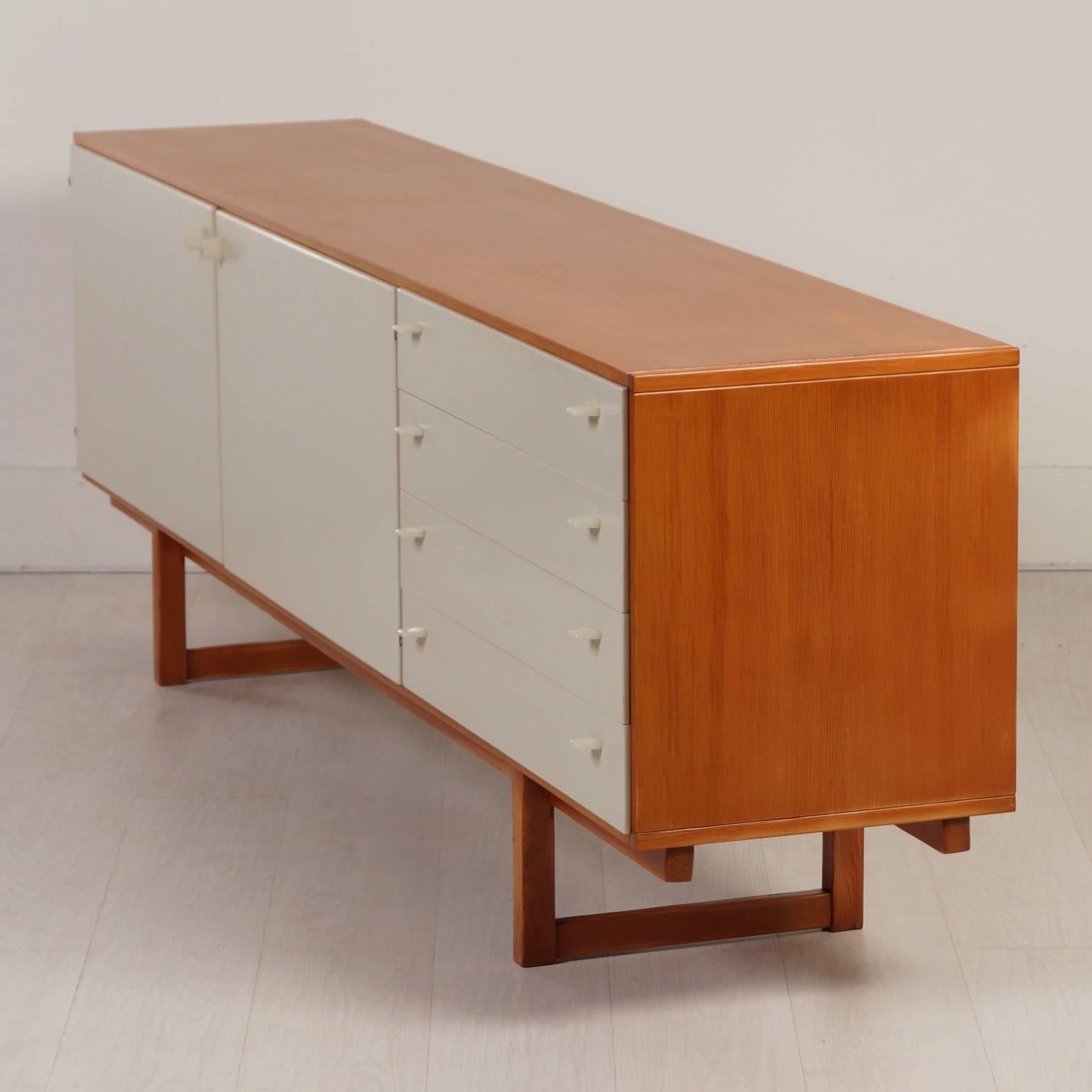 Oregon pinewood sideboard by Cees Braakman for Pastoe, circa 1970. Oregon pinewood comes from the Canadese- and US west coast and was not often used by Pastoe. The Oregon pine gives a nice contrast with the white doors and drawers. The inside of the