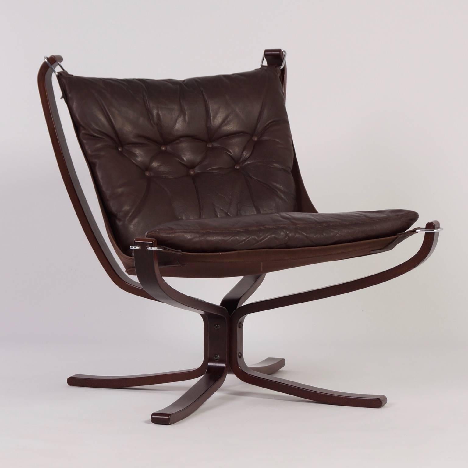 Scandinavian Falcon chair designed by Sigurd Ressell for Vatne Mobler in brown leather, circa 1974. This beautiful chair is still is very good and original condition. It is labelled with manufacturer and land of Origan (Norway).