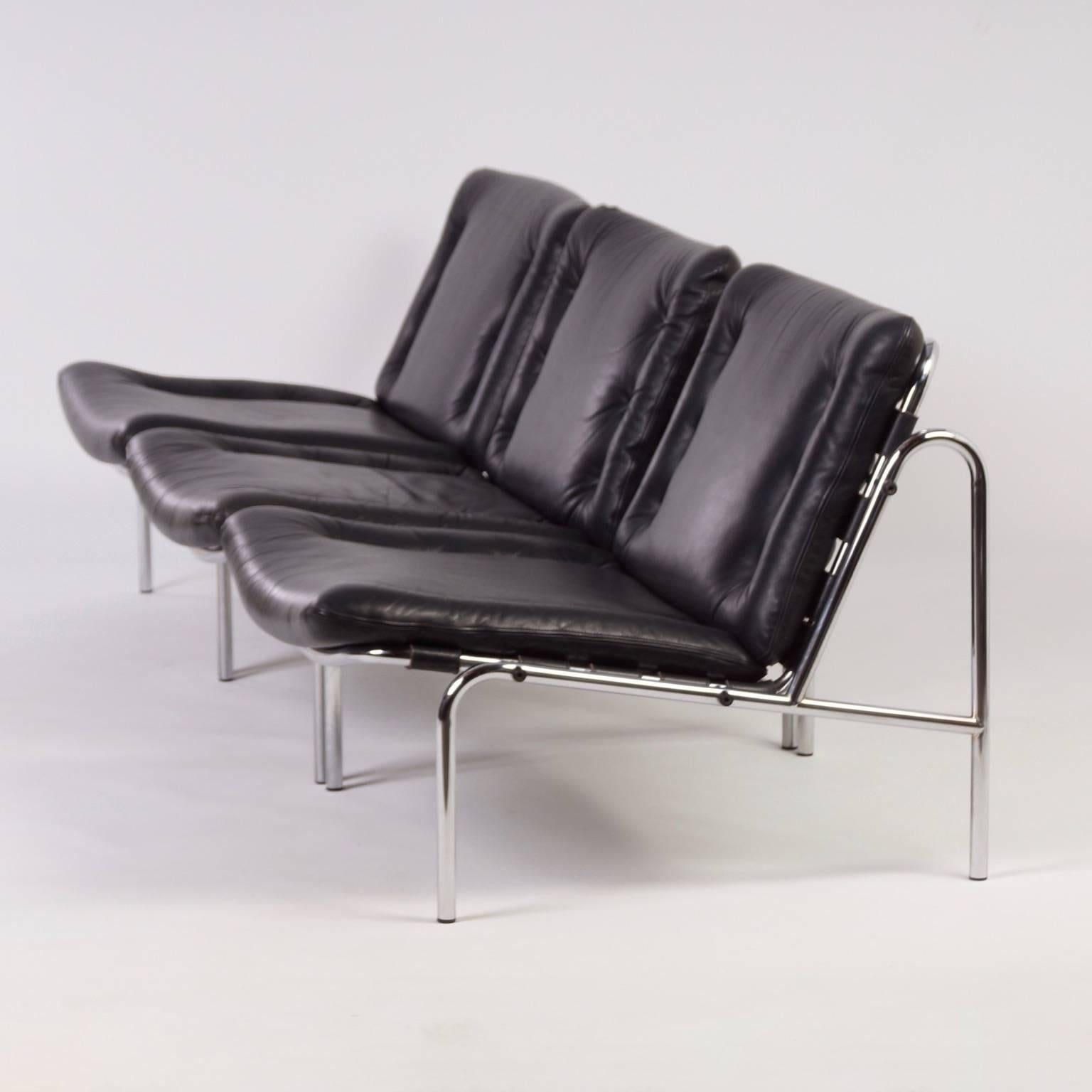 Set of three Osaka easy chairs designed by Martin fisherman for ‘T-Spectrum in 1969. This easy chair (model SZ077 / Nagoya 1) is part of the Osaka series designed by Martin Visser for the world fair in Japan (Osaka). These black leather easy chairs