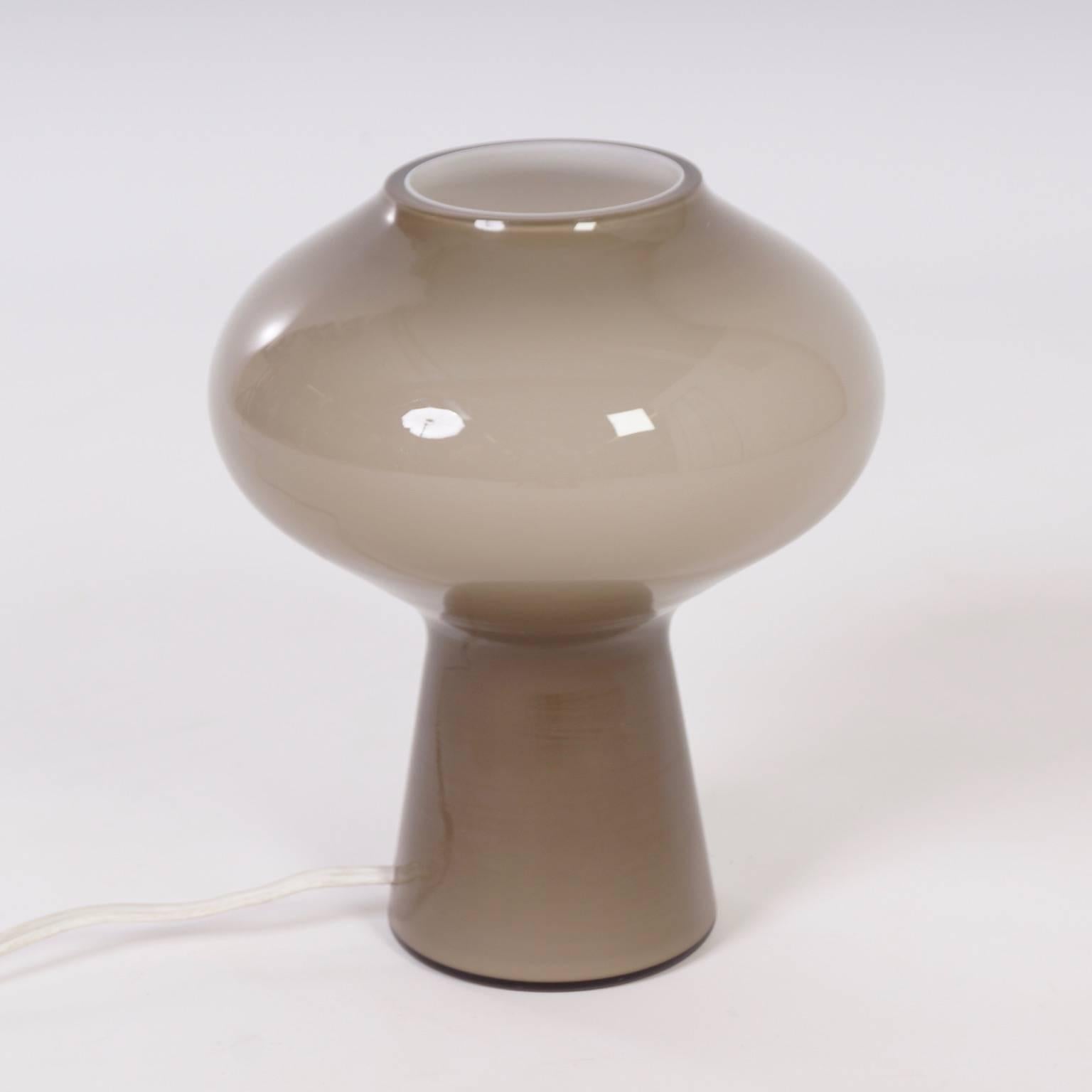 Rare brown beige Fungo Mushroom lamp designed by Massimo Vignelli for Venini & Co on the island of Murano, Italy in 1956. This Mushroom lamp was made in three sizes, this is the middle size. This mouth-blown Mushroom lamp is considering its age