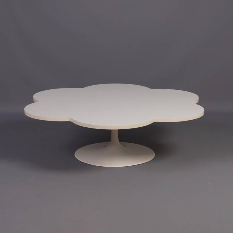Rare white flower shaped coffee table model 826 by Kho Liang for Artifort; designed by Kho Liang Ie for Artifort in the early 1960s. Beautiful in its simplicity, the freer lines in the models designed by Kho is first seen in the early 1960s. Chair