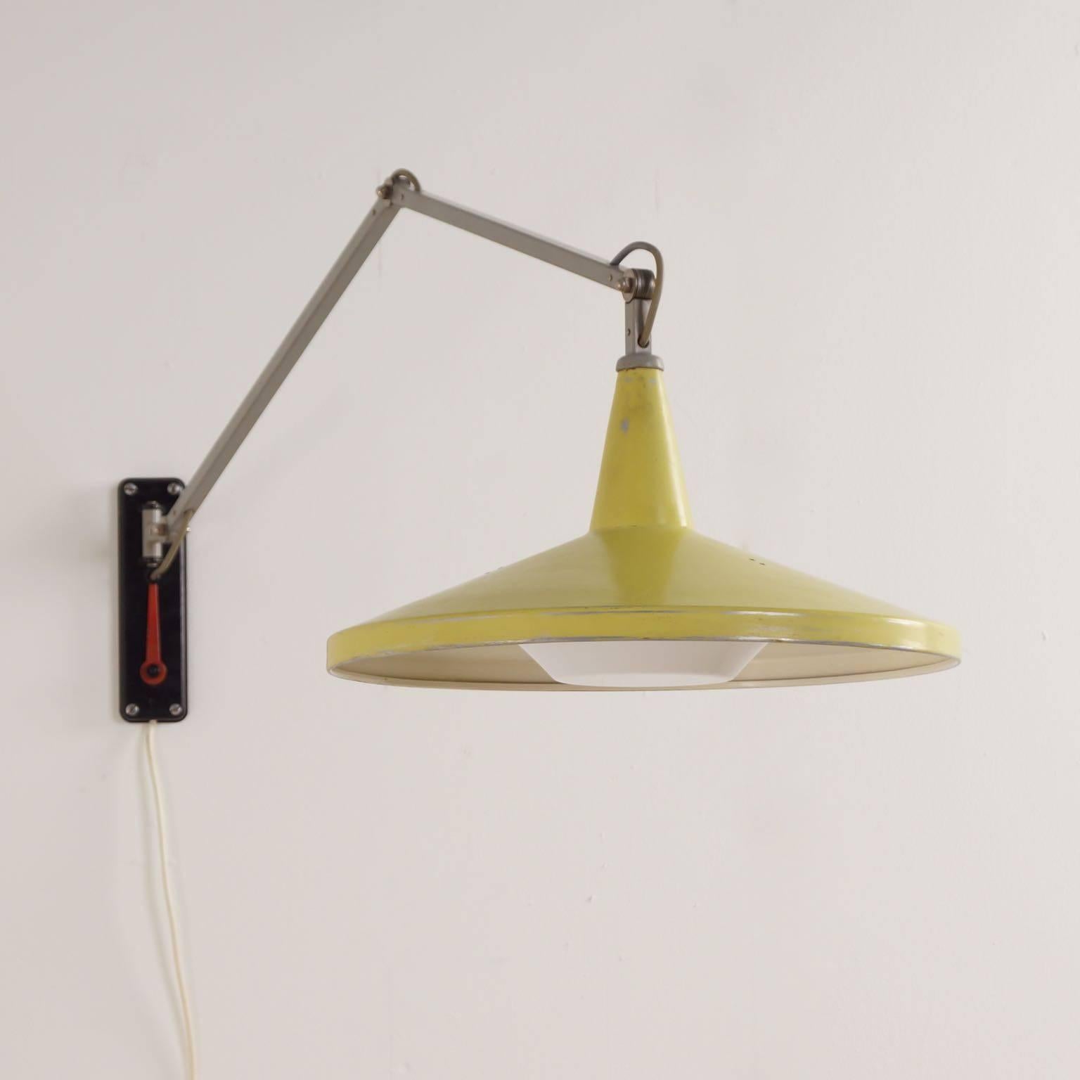 Rare Yellow Panama Wall Lamp No. 4050 by W. Rietveld for Gispen, 1956 For Sale 1