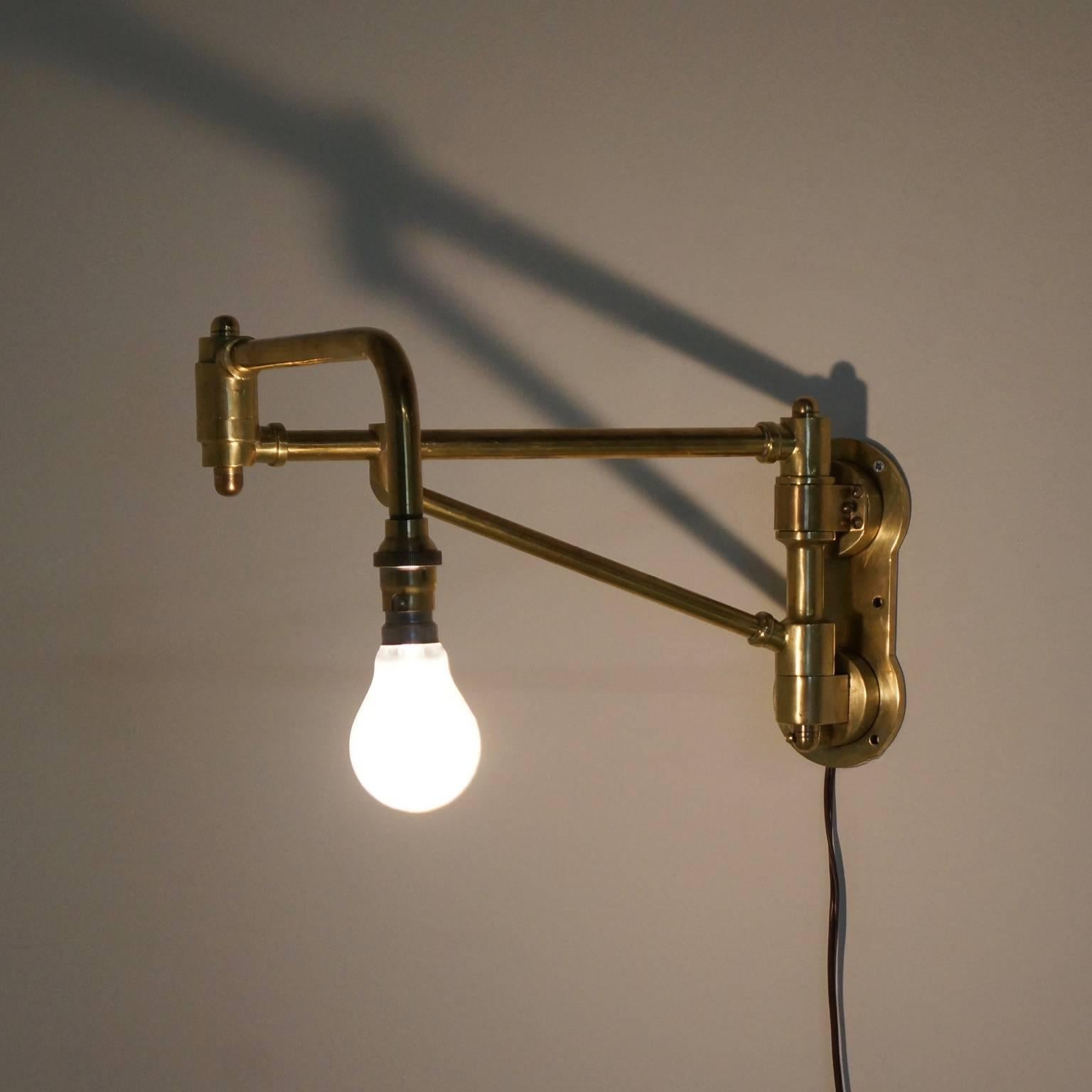 Industrial brass machine workbench lamp from France, circa 1930. Beautiful in its simplicity with visible socket and bulb with bayonet fitting. This rare wall lamp is made of brass and has lots of nice little touches (see photos). The lamp is