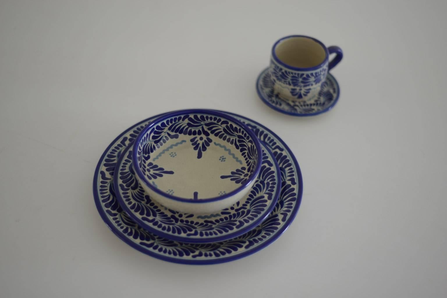 This design is hand-painted is one of the most traditional in talavera.
Service for 12:
12 dinner plate 27 cm.
12 salad plate 20 cm.
12 soup bowl 15 cm.
12 bread plate 14 cm.
12 coffee cup 7 cm.
12 butter plate.
12 espresso cup.
One round