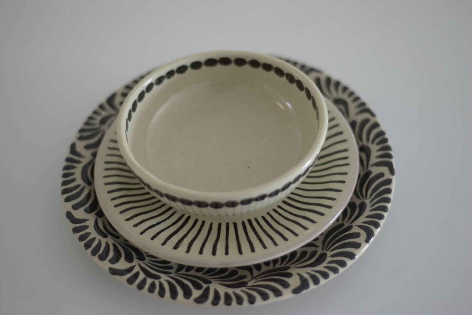 This dinnerware has four different designs which can be combined between them.

12 dinner plate, 27 cm.
12 salad plate, 20 cm.
12 soup bowl, 15 cm.
12 bread plate, 14 cm.
12 coffee cup, 7 cm.
12 espresso cup, 6 cm.
12 butter plate, 12