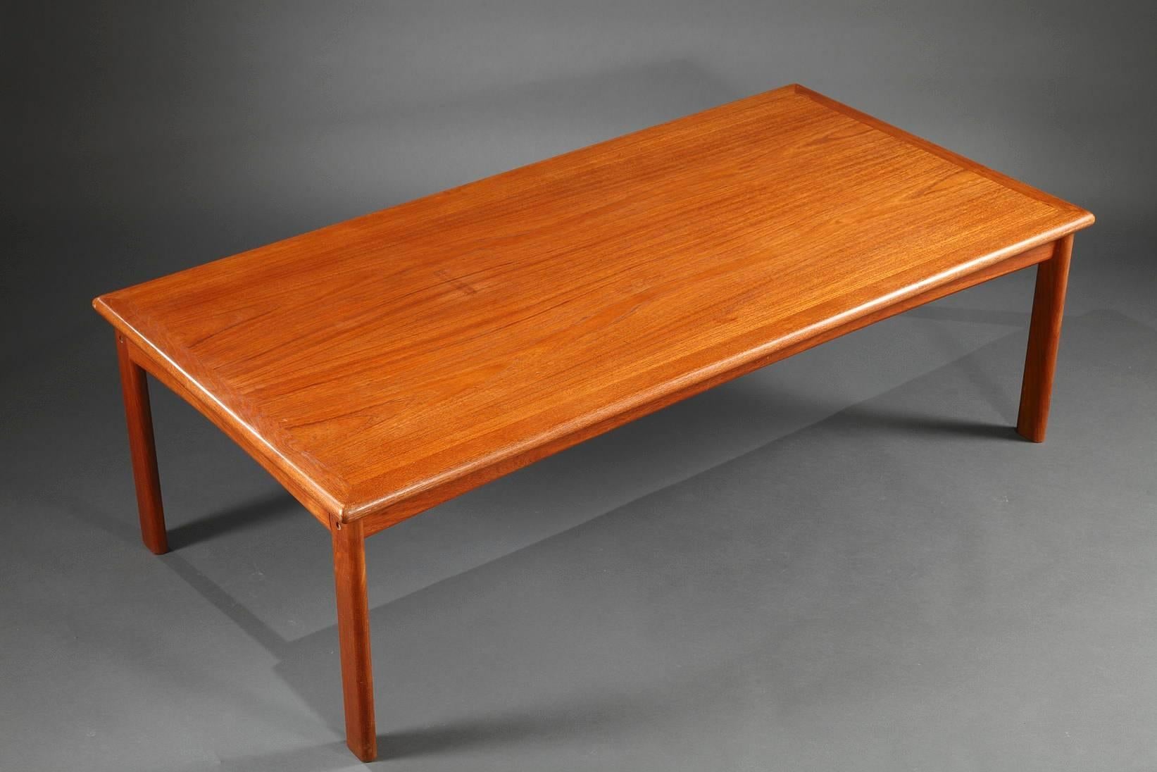 Coffee table of the 1960s in massive teak. Danish design. Good condition with some traces of wear.

 circa 1965

Dimensions: W 59.1in x D 29.5in x H 18.5in.
Dimensions: L 150cm, P 75cm, H 47cm.
