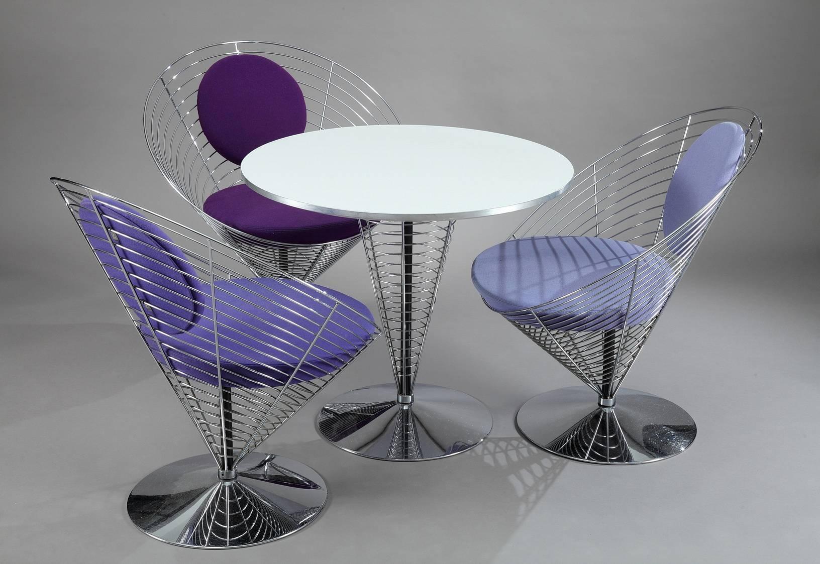 Three wire cone chairs and table in chromed steel, blue and purple wool. White tabletop on a centre foot with mesh. Designed in 1958-1959 by Verner Panton, manufactured by Fritz Hansen (Denmark) during late 1980s and early 1990s. No longer in