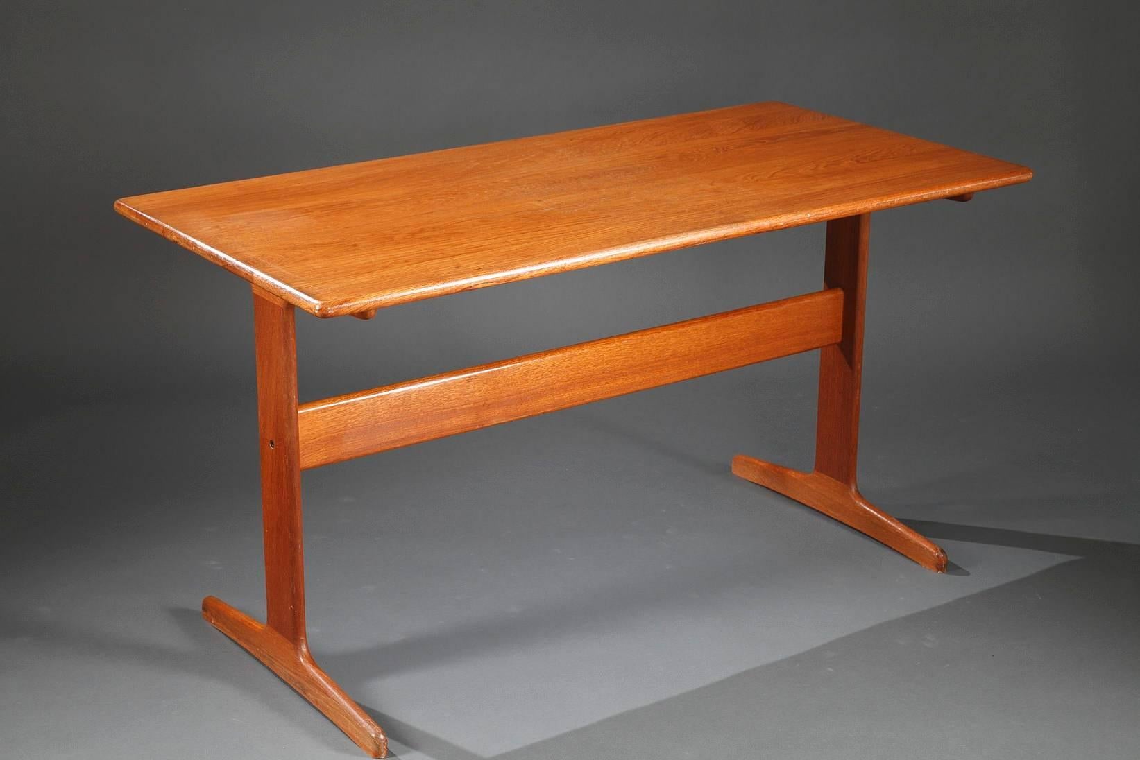 Scandinavian desk of the 1960s in teak, resting on two straight feet. With his sober esthetics, this desk is a Classic of the Danish design of the 1960s. Good general condition with some traces of wear.

 circa 1960.

Dimensions: W 47.2 in, D