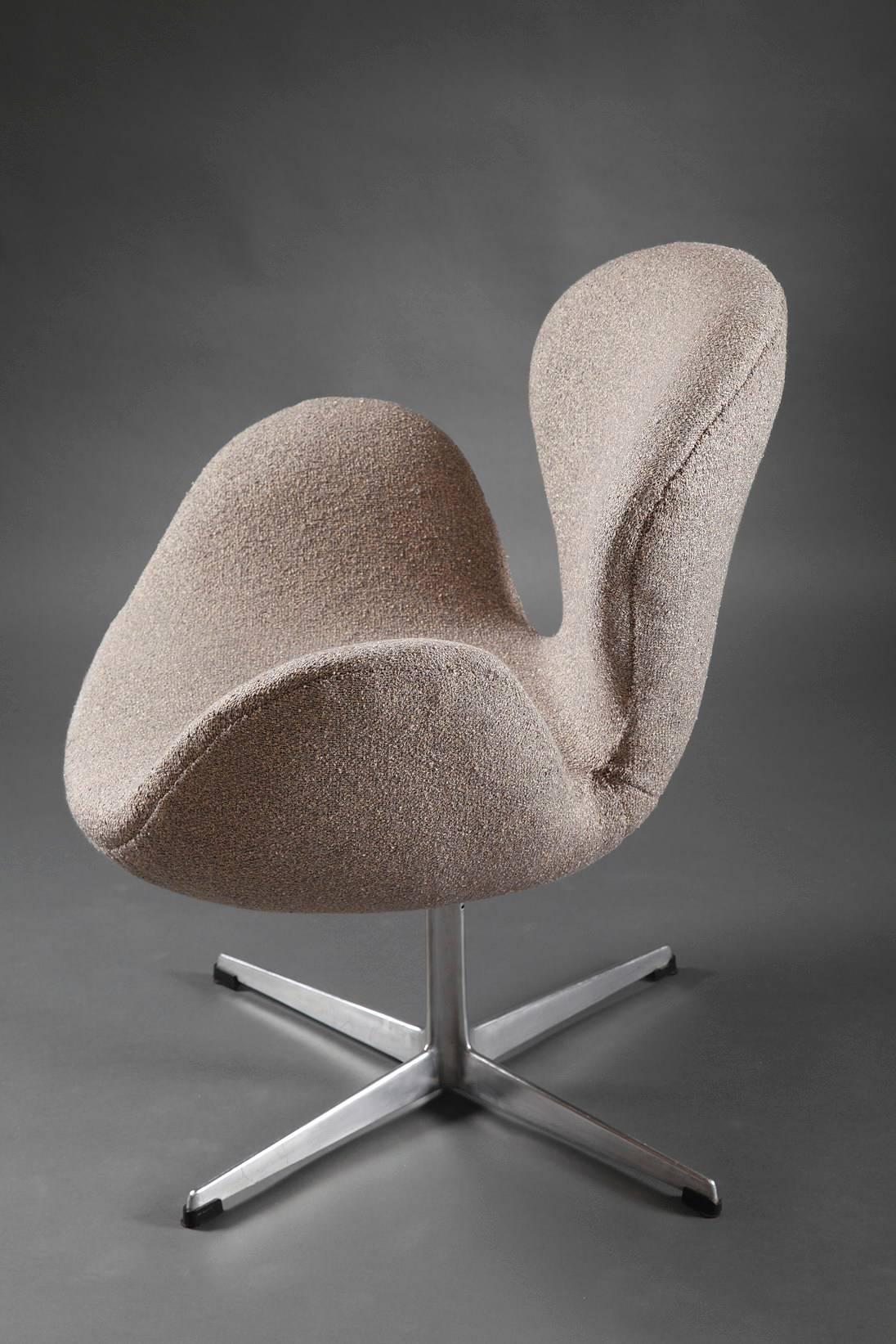 Swan Chair by Arne Jacobsen In Good Condition In Paris, FR