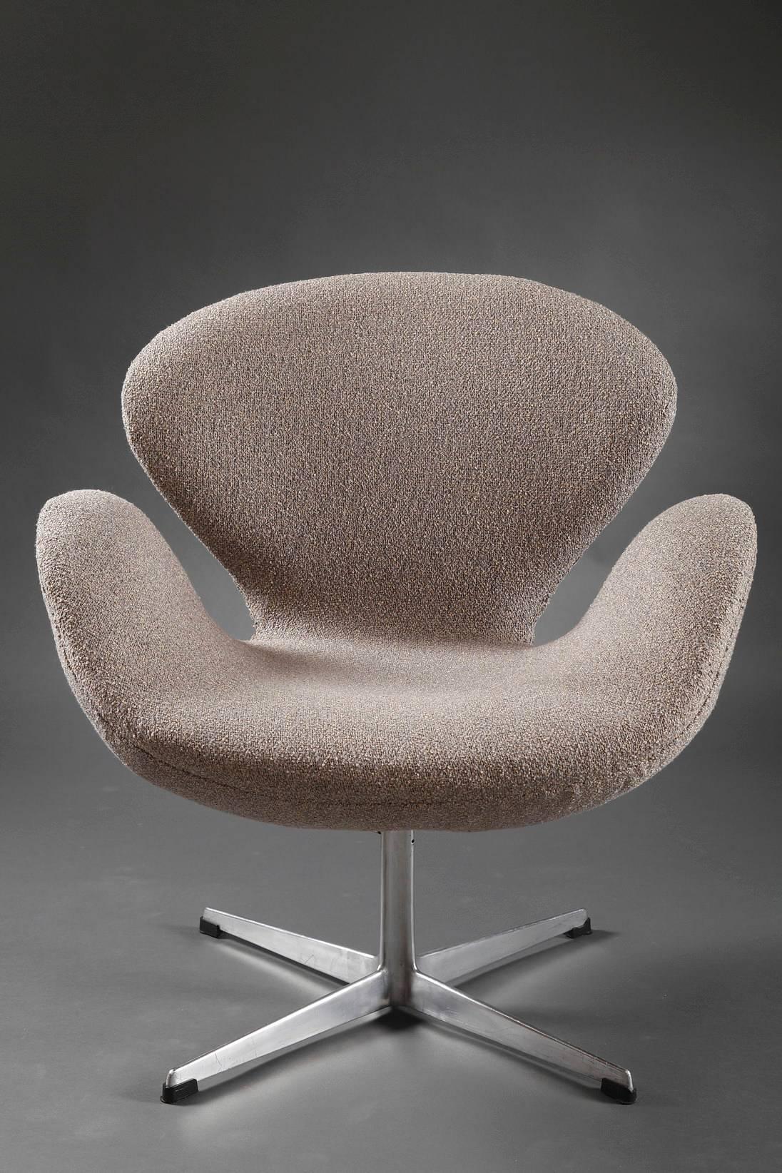 In 1958 the swan was a technologically innovative chair. No straight lines, only curves. A moulded shell of synthetic material on an aluminum star swivel base. A layer of cold foam covers the shell and fabric of leather in a wide range of colors is