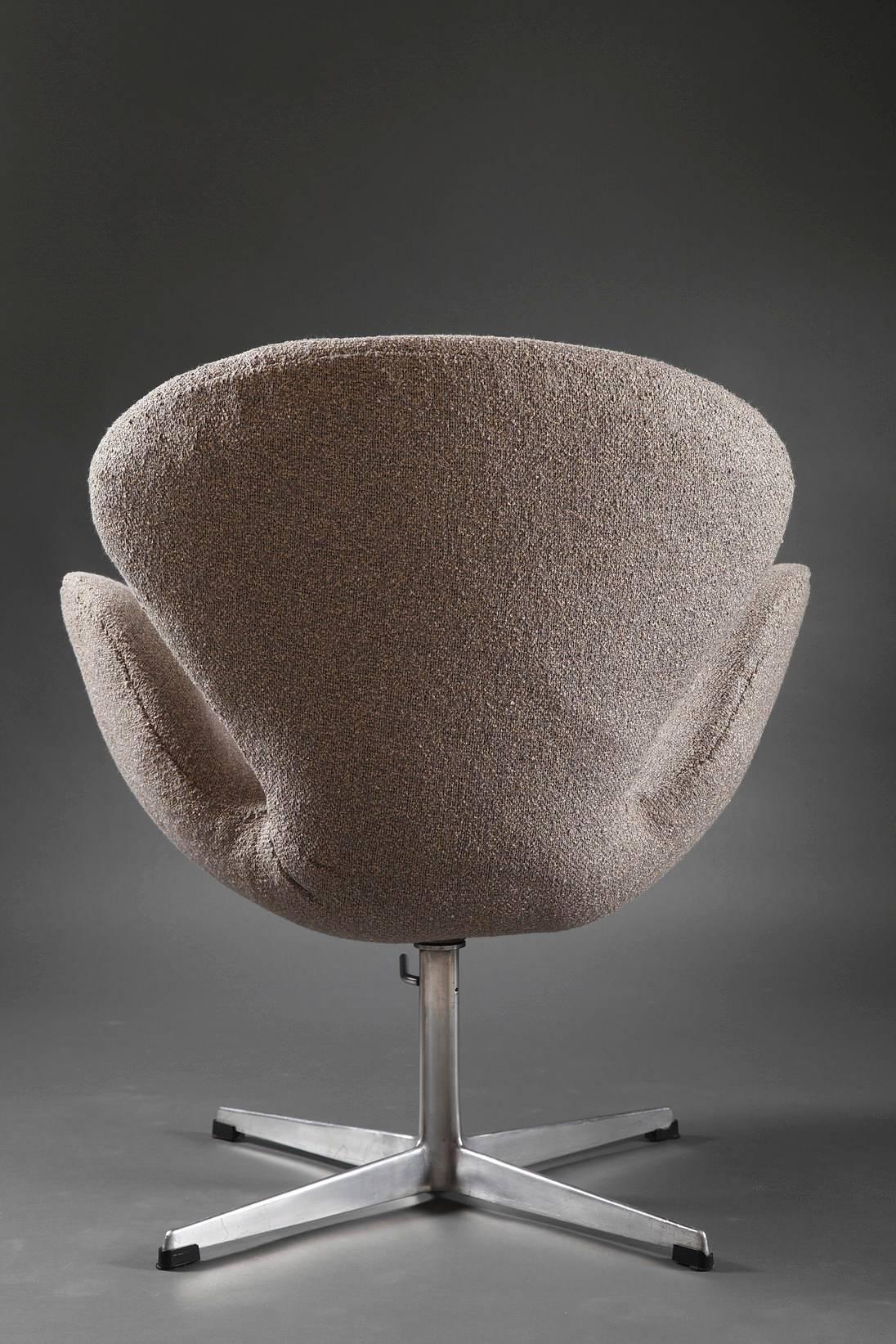 Mid-20th Century Swan Chair by Arne Jacobsen