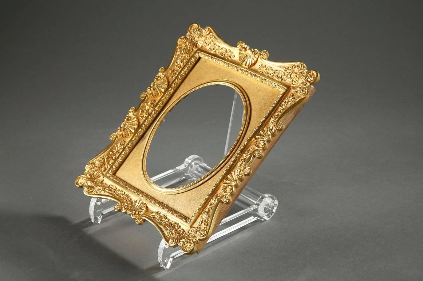 Gilt bronze frame with curved sides, very intricately sculpted with shells, flowery palmettes, small flowers and foliage. Very beautiful chasing,
 
circa 1860.

Dim: W: 6.3 in - D: 1.2in - H: 7.9in.
Dim: L: 16cm, P: 3cm, H: 20cm.
