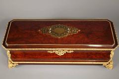 Scatola musicale in impiallacciatura di radica e bronzo dorato