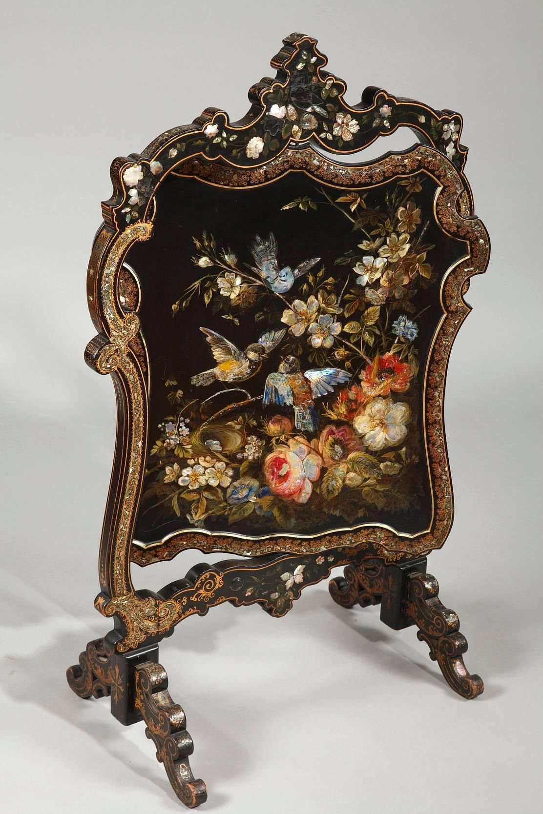Black lacquer fire screen with a swiveling central panel and four small, curved legs. The screen is inlaid with mother-of-pearl, and the central panel is decorated on both sides with multicolored bouquets of flowers and birds, Napoleon III period,
