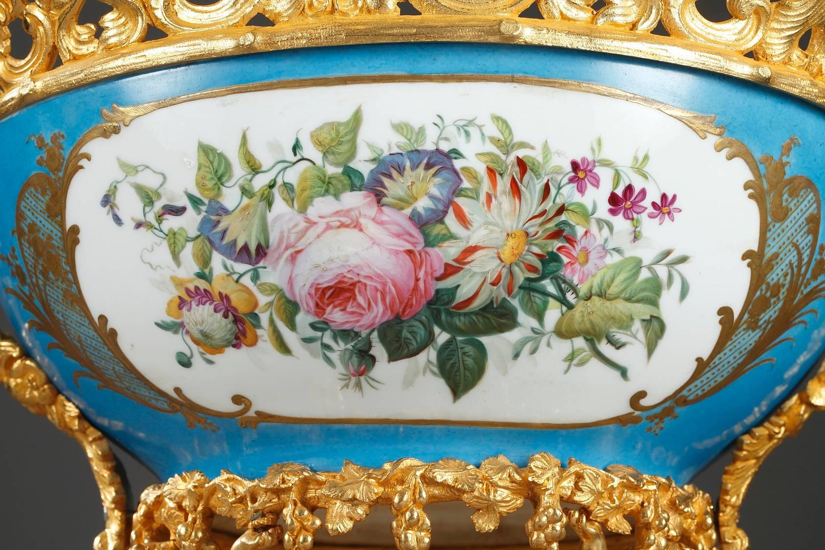 Large Pedestal Bowl in Porcelain and Gilt Bronze, 19th Century 2