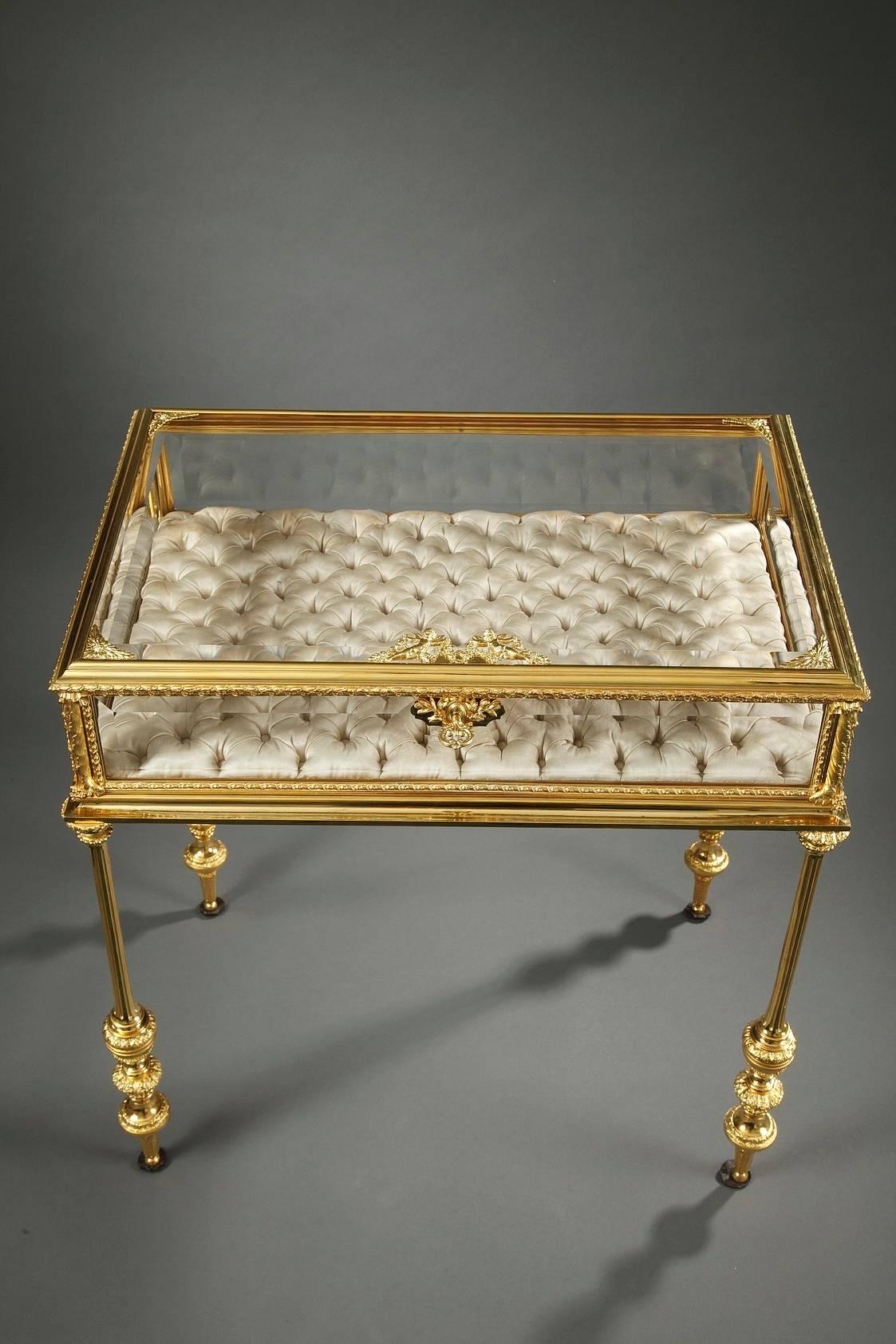 Gilt Bronze and Glass Napoleon III Display Case in Neoclassical Taste In Good Condition In Paris, FR