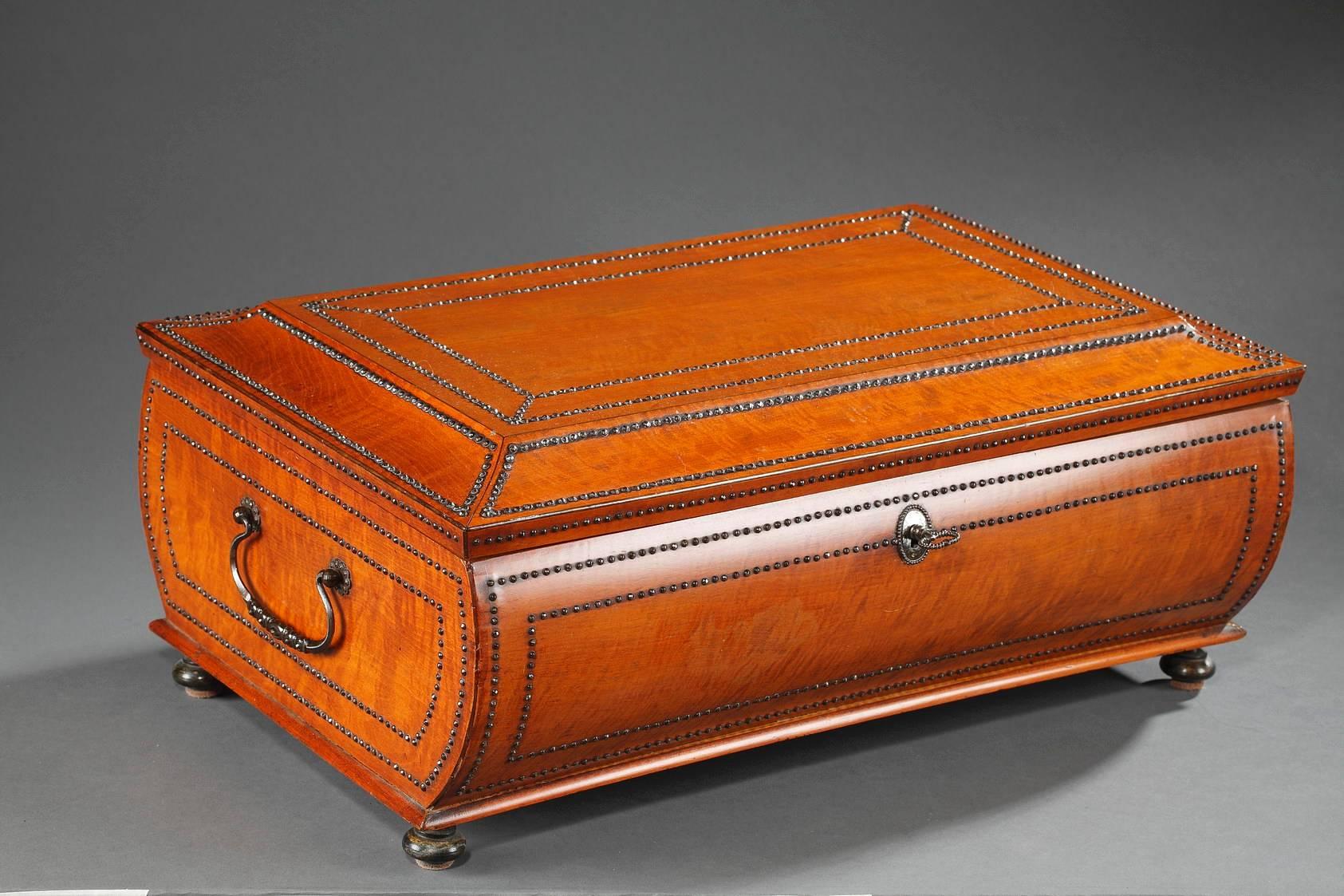 Large Charles X Wood Burr Veneer Shawl Box, 19th Century In Good Condition In Paris, FR
