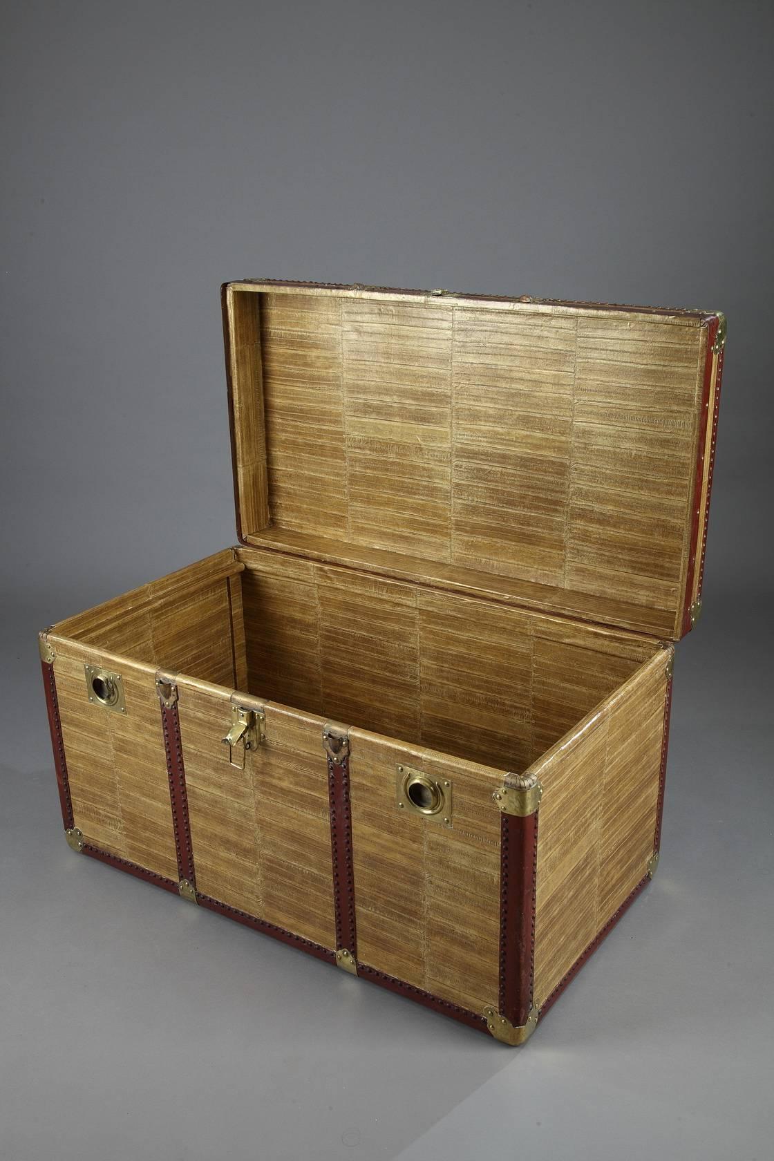 Restored, mint condition. Trunk composed of wood structure with brass mounths.