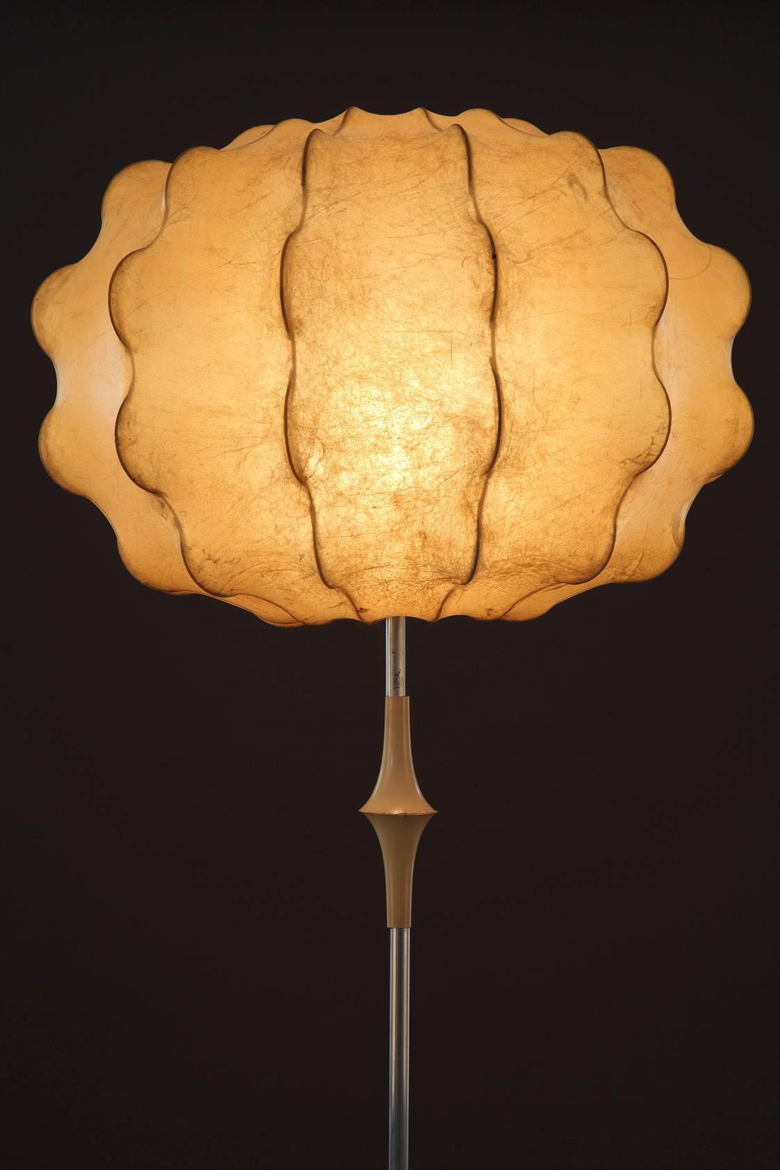 Cocoon floor lamp Nuvola by Tobia Scarpa, Italy. It is resting on a metal structure and a circular white marble base. Manufactured by Flos.
Tobia Scarpa (b. 1935) is an Italian architect and designer. Born in Venice, he graduated from the Istituto